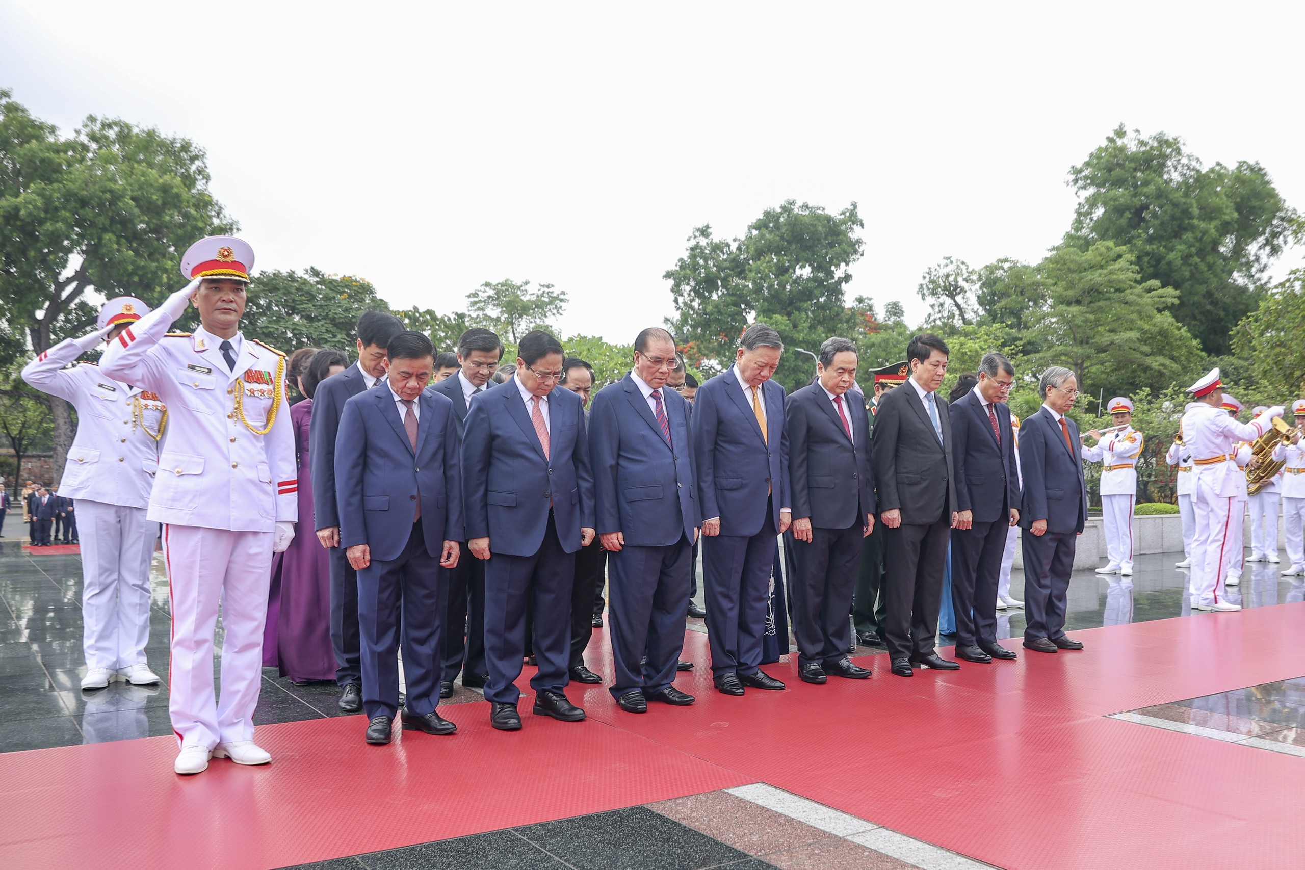 Lãnh đạo Đảng, Nhà nước, MTTQ vào Lăng viếng Chủ tịch Hồ Chí Minh- Ảnh 9.