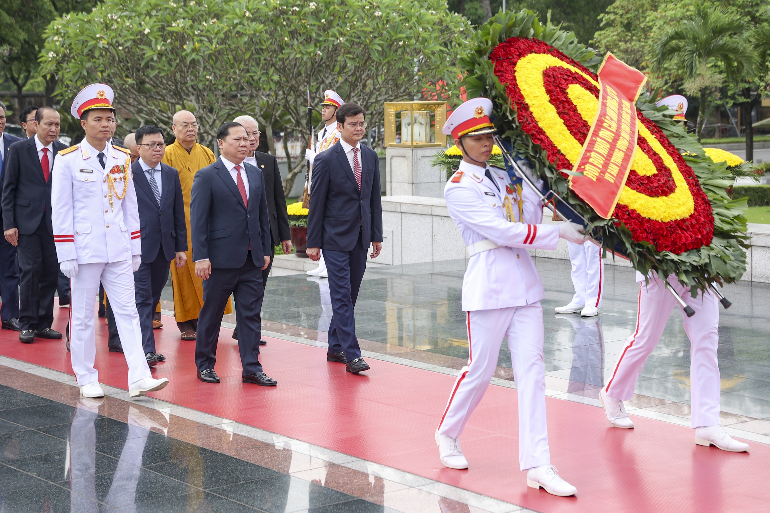 Lãnh đạo Đảng, Nhà nước, MTTQ vào Lăng viếng Chủ tịch Hồ Chí Minh- Ảnh 10.
