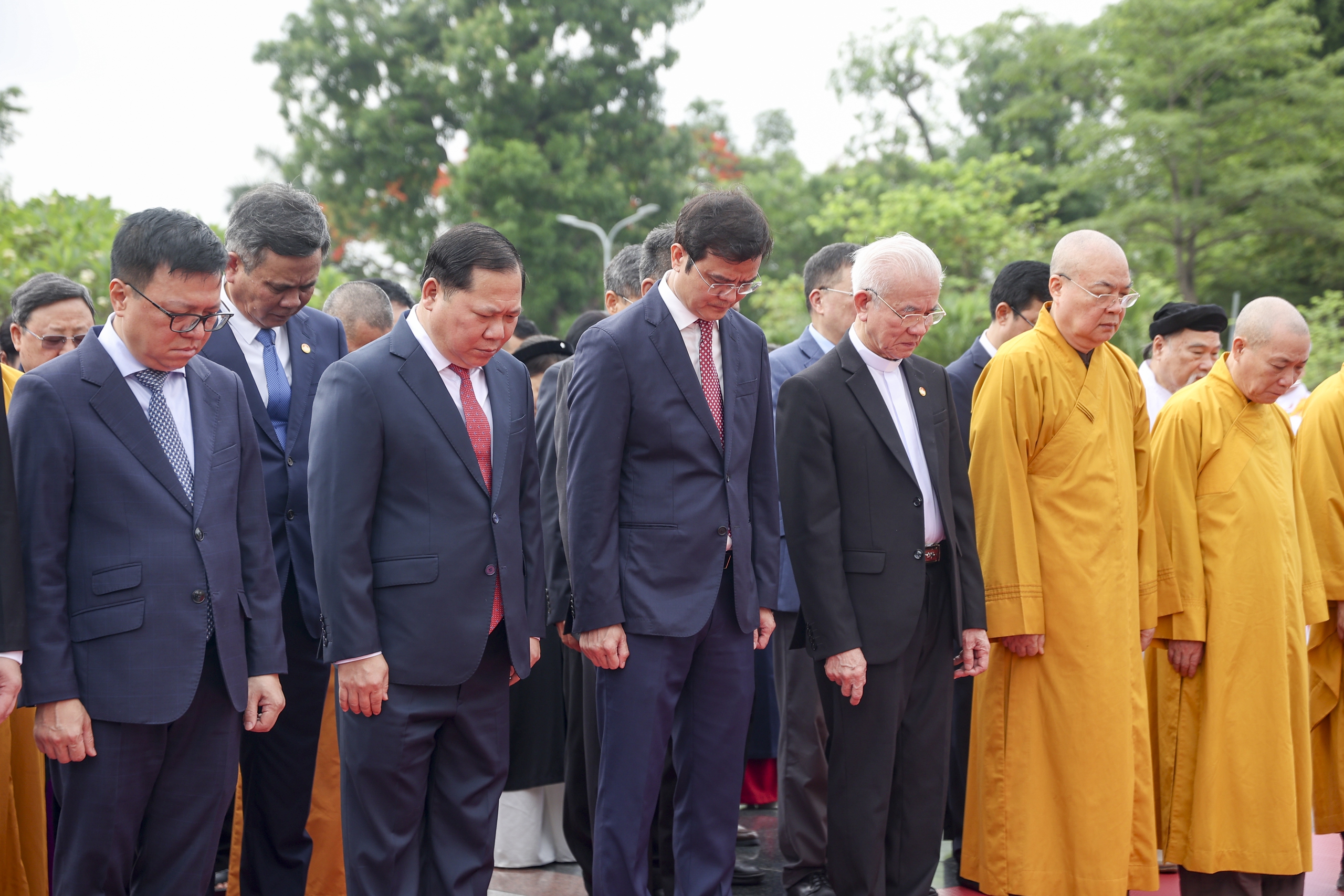 Lãnh đạo Đảng, Nhà nước, MTTQ vào Lăng viếng Chủ tịch Hồ Chí Minh- Ảnh 12. Lãnh đạo Đảng, Nhà nước, MTTQ vào Lăng viếng Chủ tịch Hồ Chí Minh- Ảnh 12.