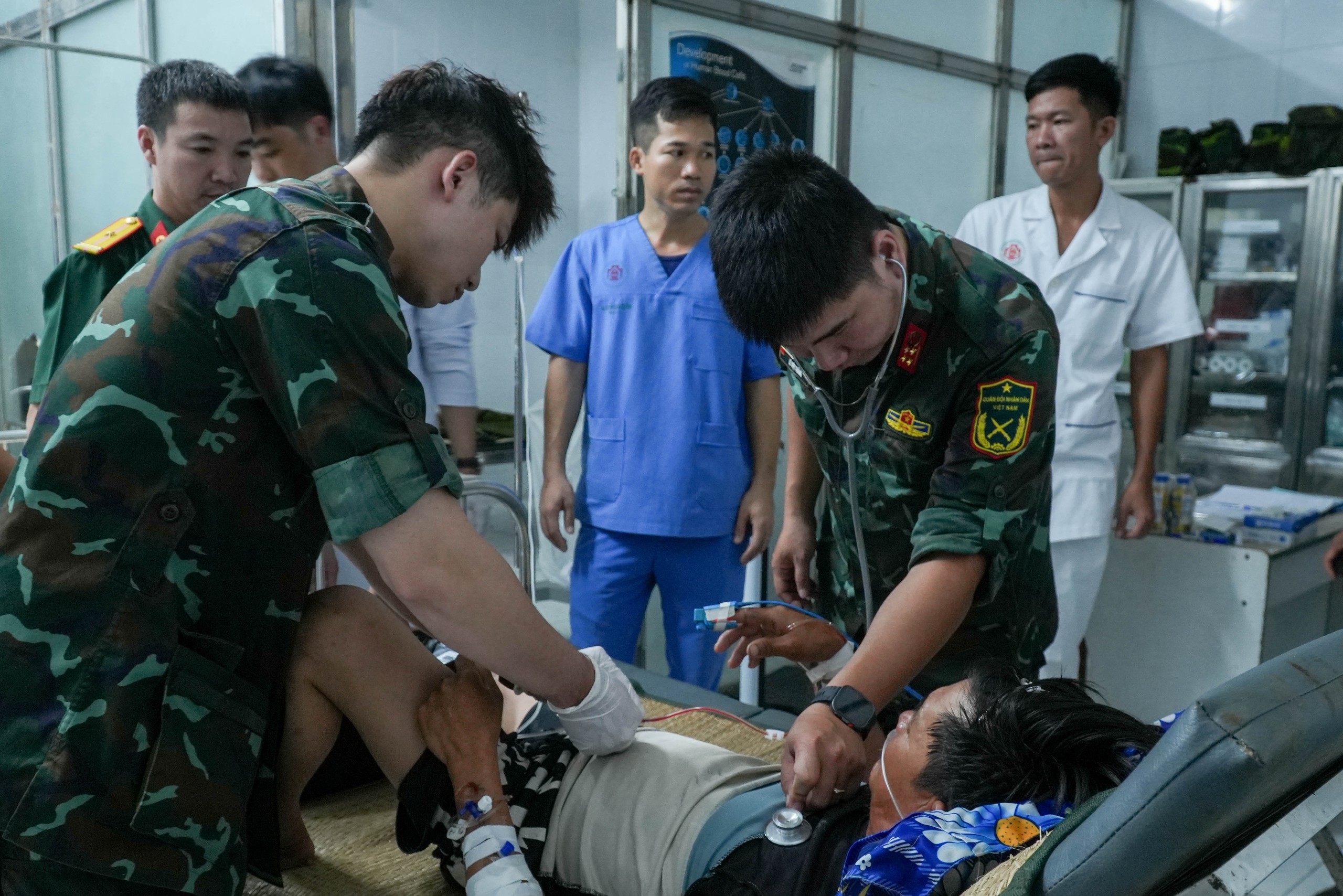 Xuyên đêm cứu nạn: Trực thăng đưa ngư dân bị tai nạn... - Ảnh 1.