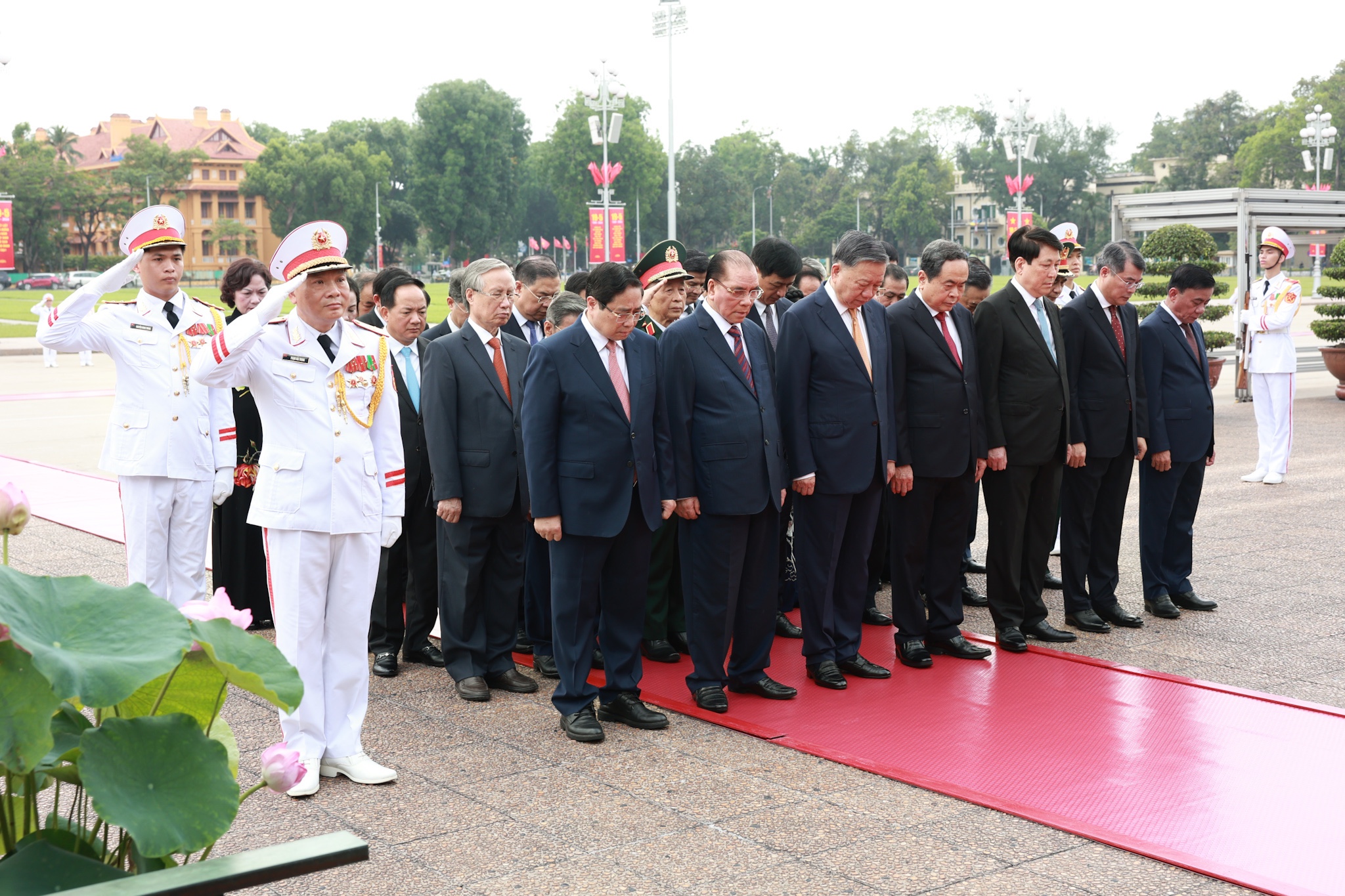 Lãnh đạo Đảng, Nhà nước, MTTQ vào Lăng viếng Chủ tịch Hồ Chí Minh- Ảnh 1.