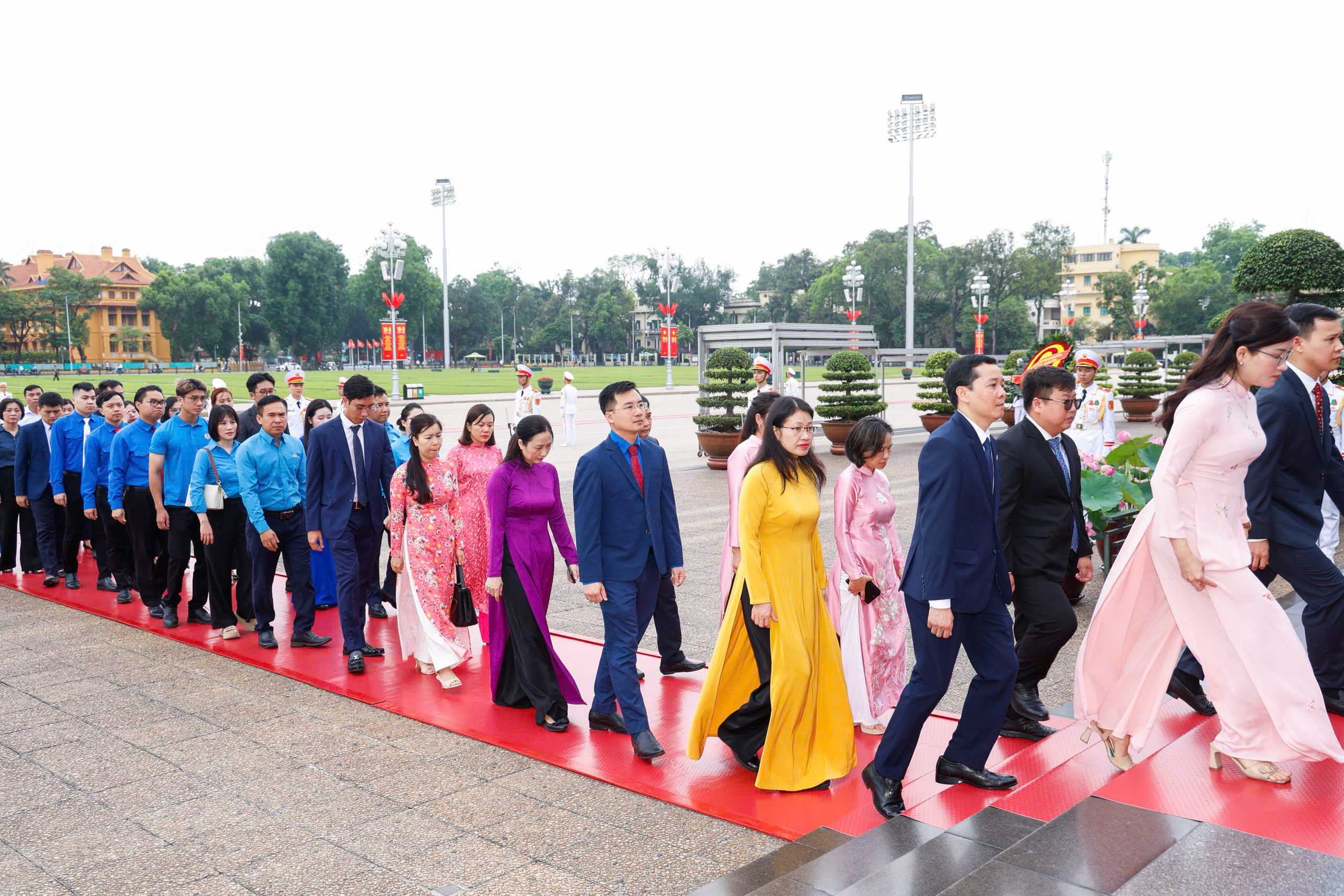 Lãnh đạo Đảng, Nhà nước, MTTQ vào Lăng viếng Chủ tịch Hồ Chí Minh- Ảnh 7.
