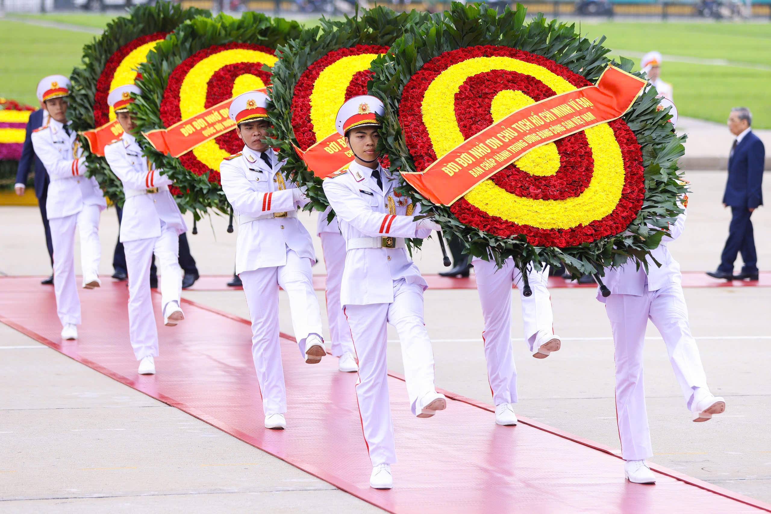 Lãnh đạo Đảng, Nhà nước, MTTQ vào Lăng viếng Chủ tịch Hồ Chí Minh- Ảnh 3.