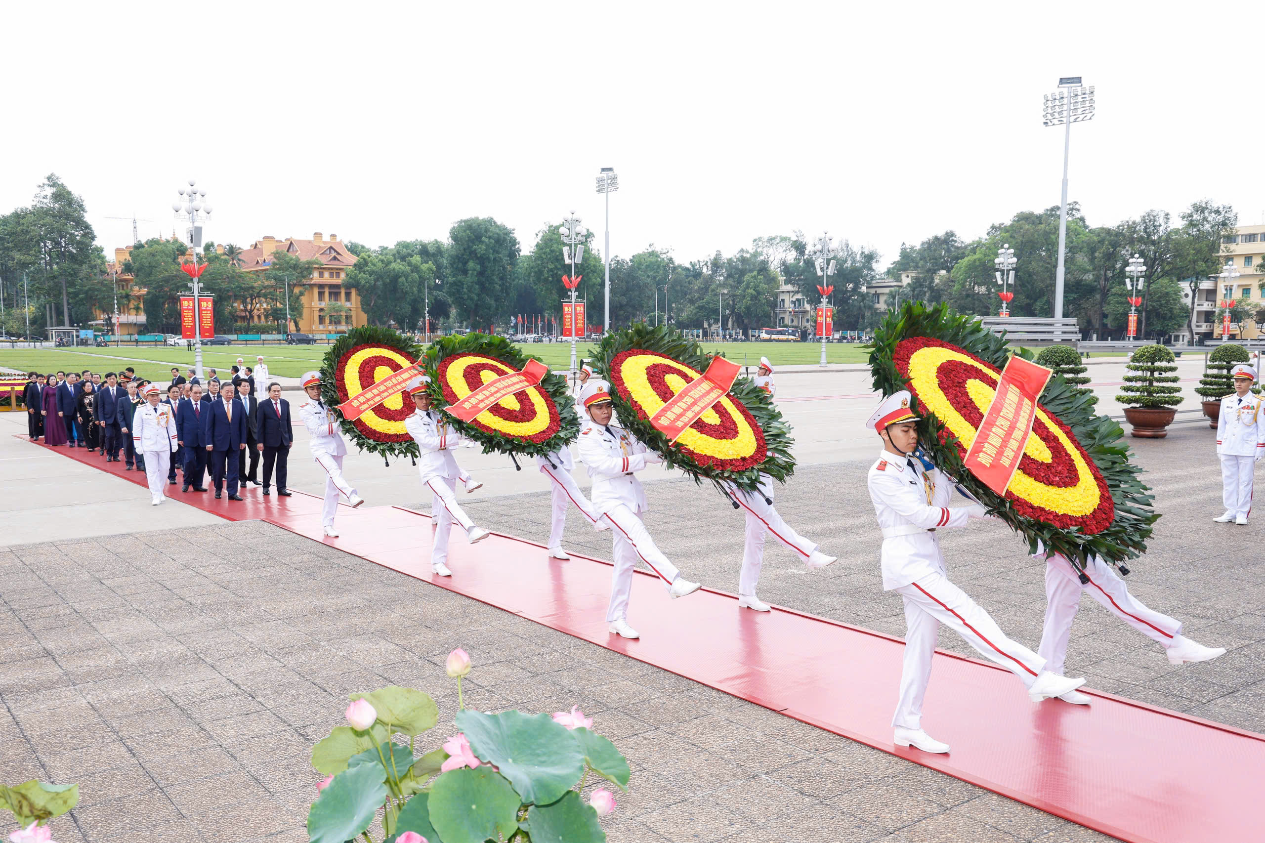 Lãnh đạo Đảng, Nhà nước, MTTQ vào Lăng viếng Chủ tịch Hồ Chí Minh- Ảnh 2.