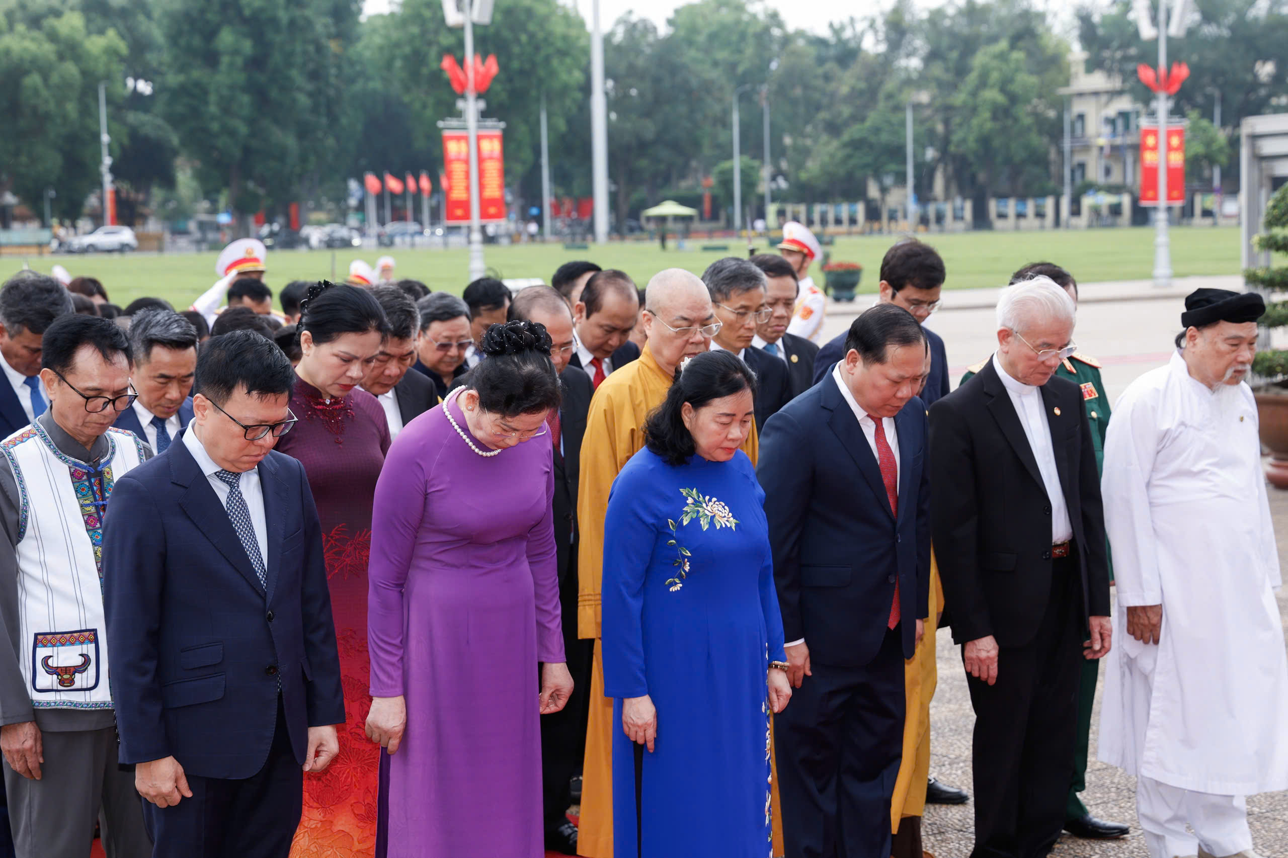 Lãnh đạo Đảng, Nhà nước, MTTQ vào Lăng viếng Chủ tịch Hồ Chí Minh- Ảnh 5. Lãnh đạo Đảng, Nhà nước, MTTQ vào Lăng viếng Chủ tịch Hồ Chí Minh- Ảnh 5.
