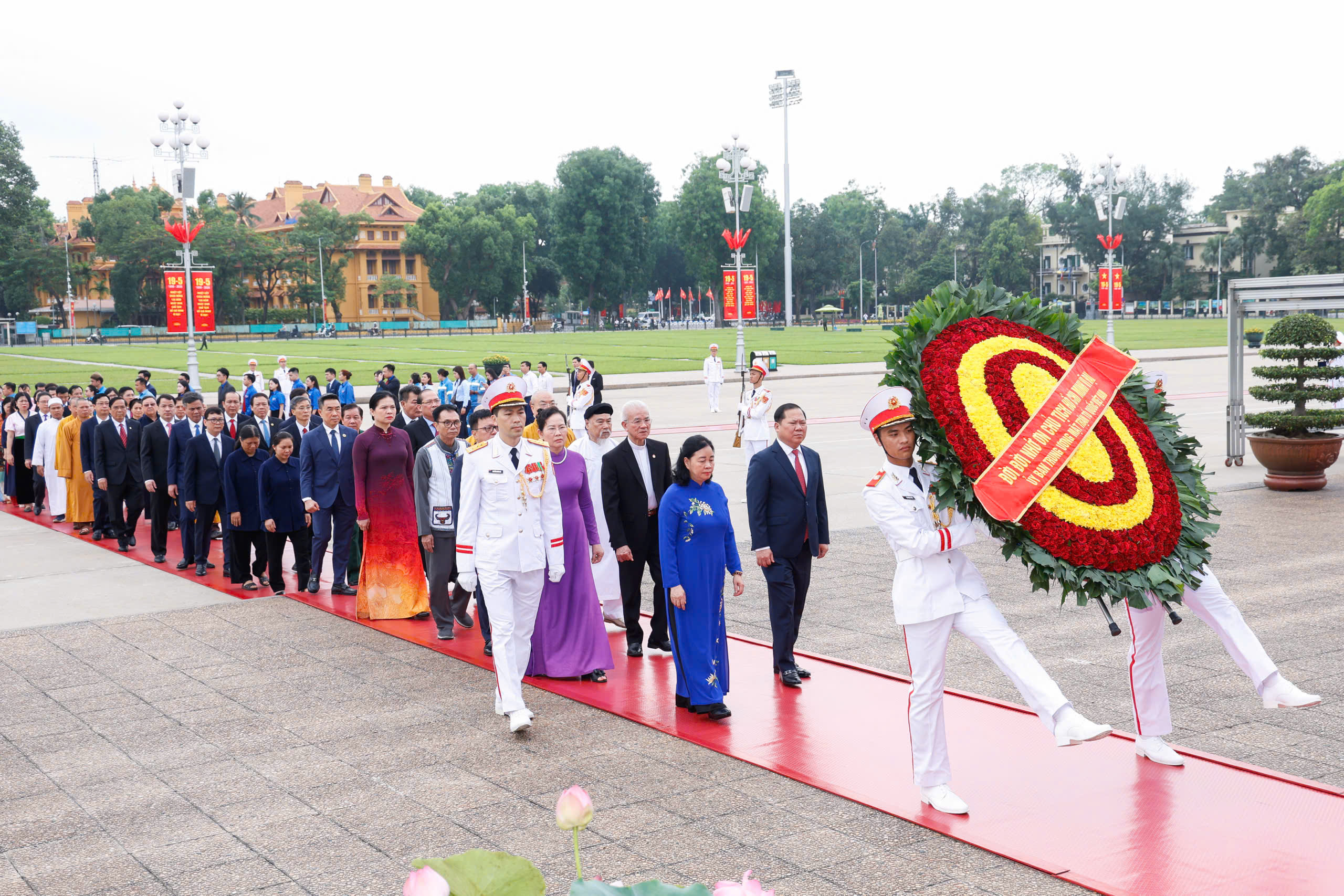 Lãnh đạo Đảng, Nhà nước, MTTQ vào Lăng viếng Chủ tịch Hồ Chí Minh- Ảnh 4.