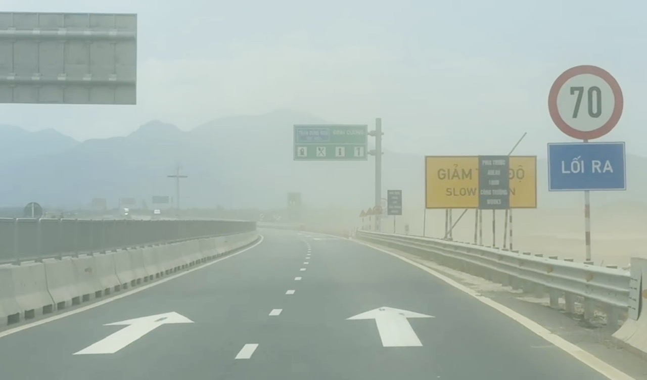 Thi công trạm dừng nghỉ gây bụi mù mịt trên cao tốc, Cục CSGT lên tiếng- Ảnh 2.