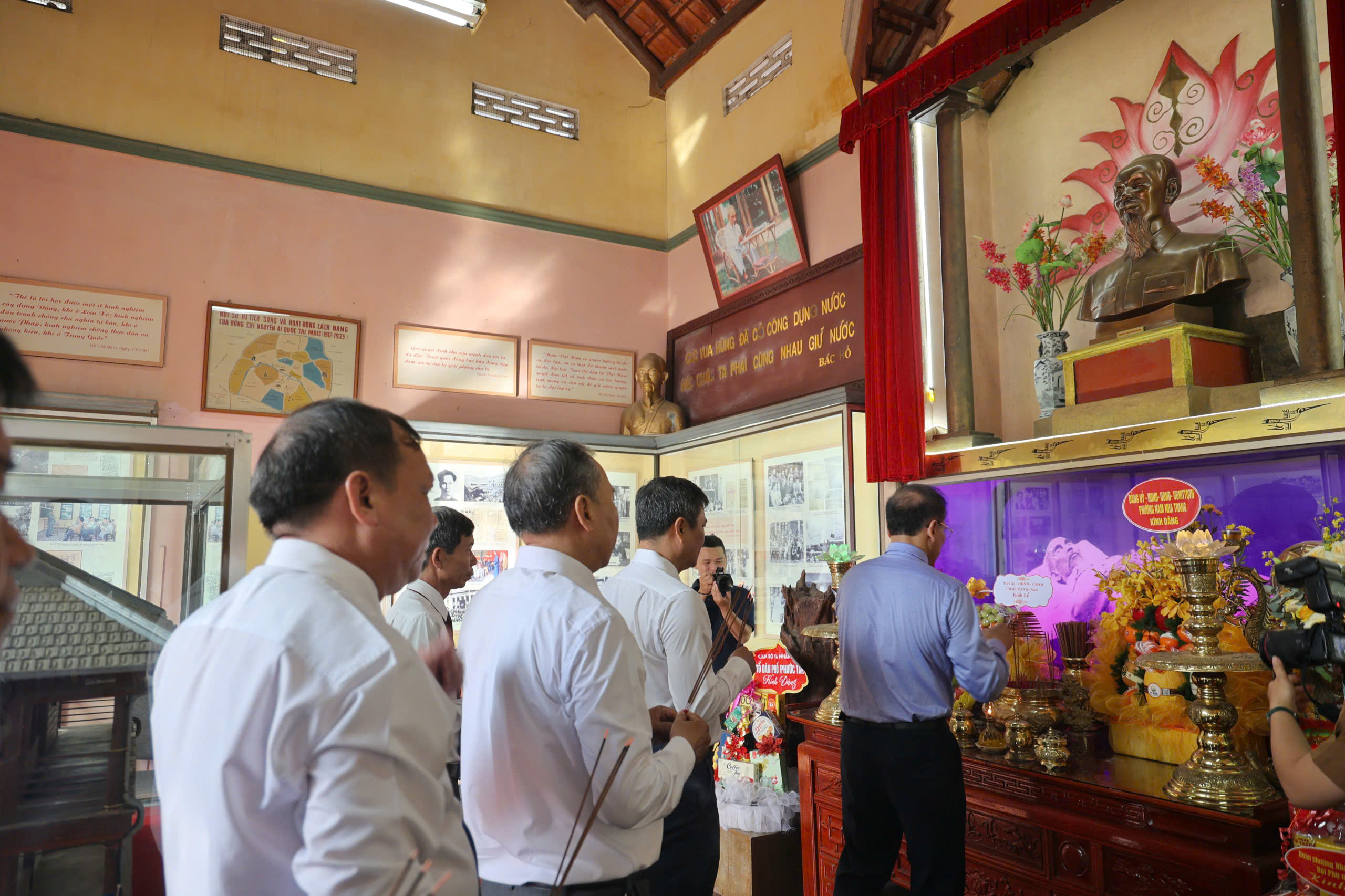 Xúc động lễ kết nạp Đoàn tại khu tưởng niệm Bác Hồ ngay ngày sinh nhật Bác- Ảnh 4. Xúc động lễ kết nạp Đoàn tại khu tưởng niệm Bác Hồ ngay ngày sinh nhật Bác- Ảnh 4.