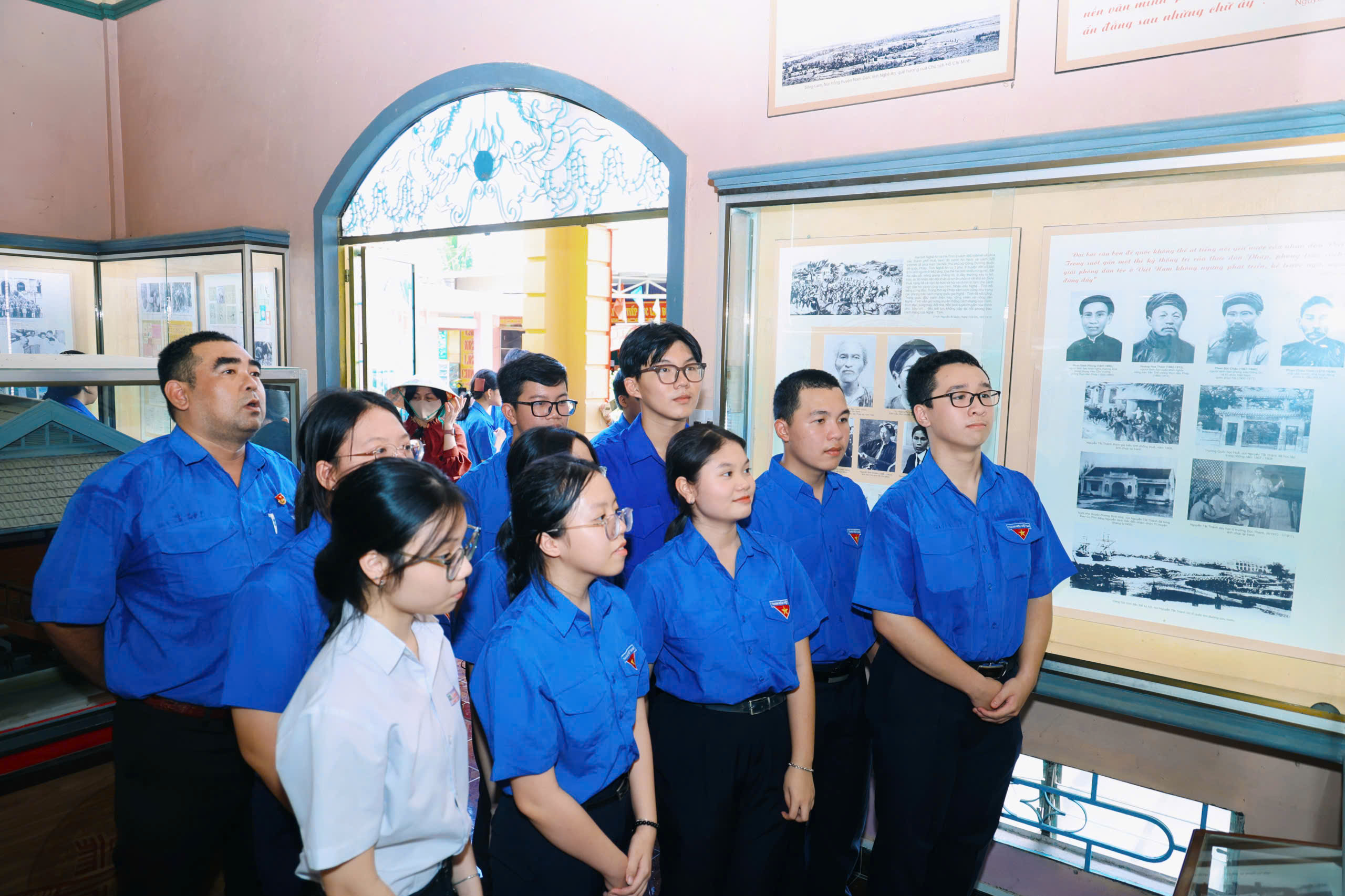 Xúc động lễ kết nạp Đoàn tại khu tưởng niệm Bác Hồ ngay ngày sinh nhật Bác- Ảnh 1. Xúc động lễ kết nạp Đoàn tại khu tưởng niệm Bác Hồ ngay ngày sinh nhật Bác- Ảnh 1.