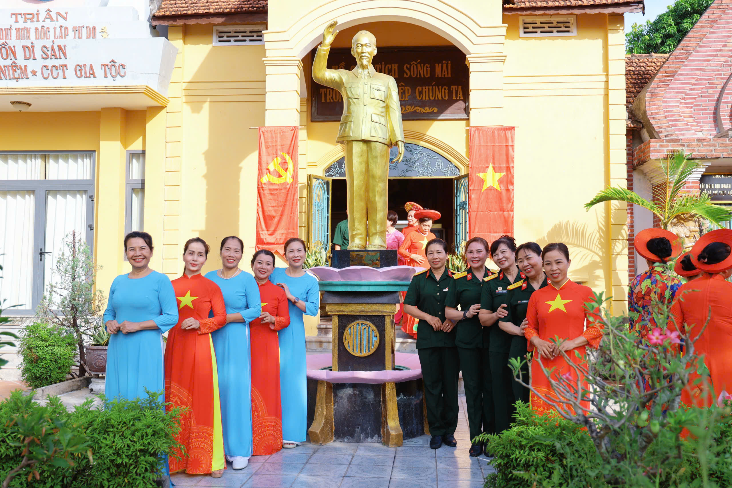 Xúc động lễ kết nạp Đoàn tại khu tưởng niệm Bác Hồ ngay ngày sinh nhật Bác- Ảnh 3. Xúc động lễ kết nạp Đoàn tại khu tưởng niệm Bác Hồ ngay ngày sinh nhật Bác- Ảnh 3.