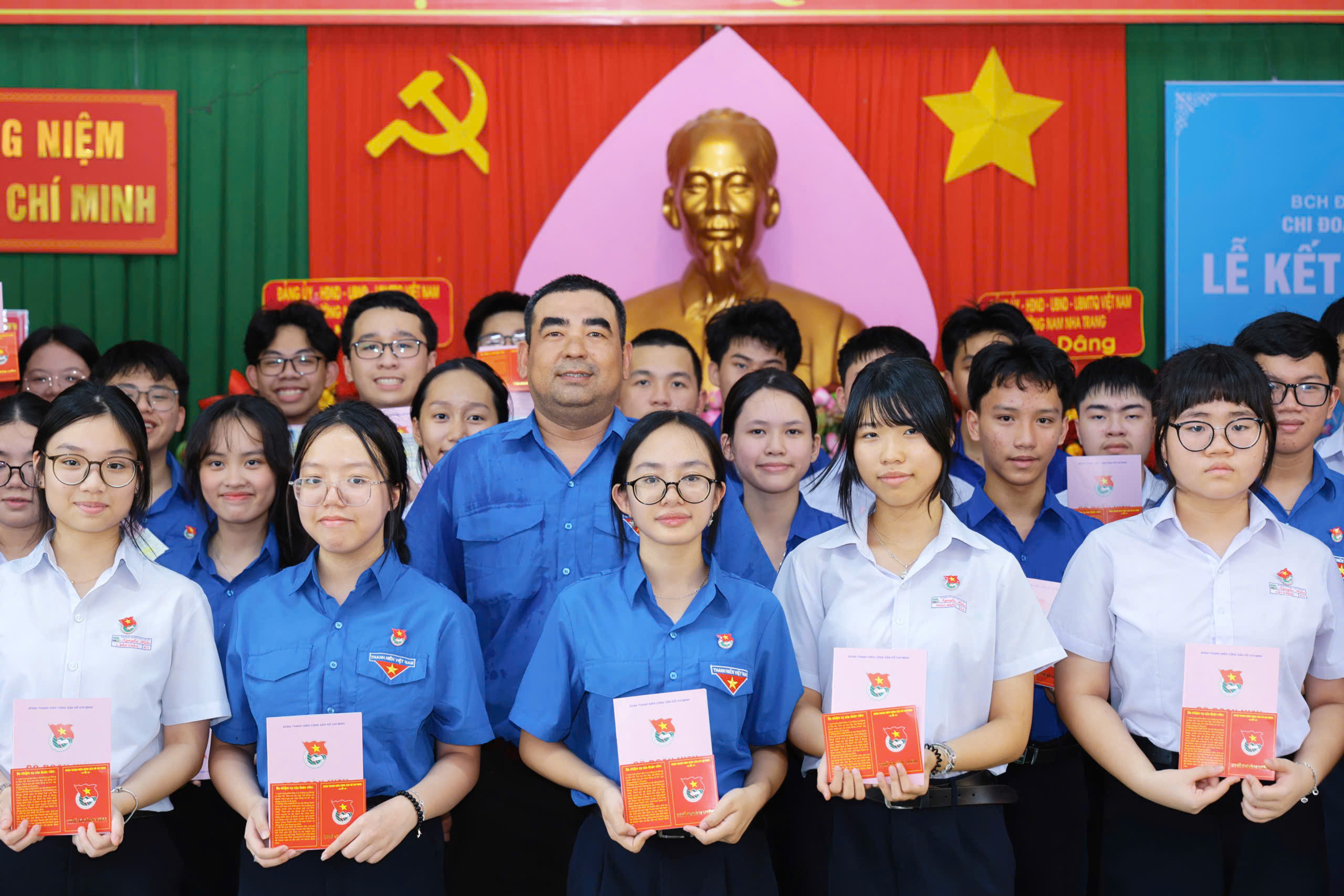 Xúc động lễ kết nạp Đoàn tại khu tưởng niệm Bác Hồ ngay ngày sinh nhật Bác- Ảnh 2. Xúc động lễ kết nạp Đoàn tại khu tưởng niệm Bác Hồ ngay ngày sinh nhật Bác- Ảnh 2.