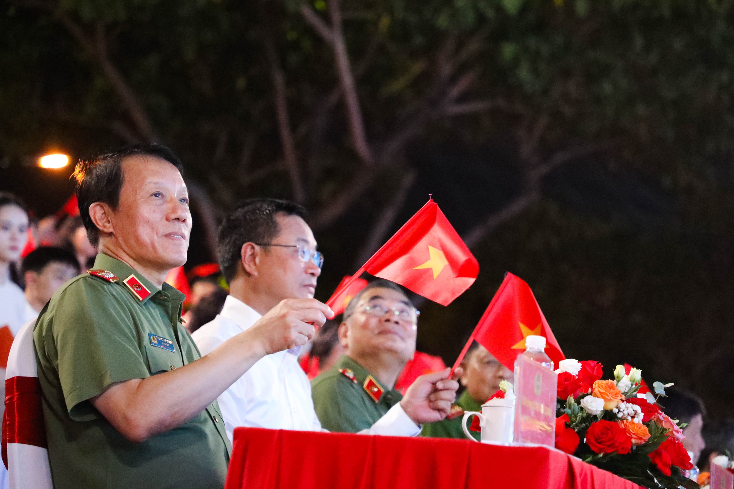M&agrave;n truy đuổi kịch t&iacute;nh tr&ecirc;n s&ocirc;ng H&agrave;n g&acirc;y ấn tượng tại gala 'Tổ quốc b&igrave;nh y&ecirc;n'- Ảnh 4.