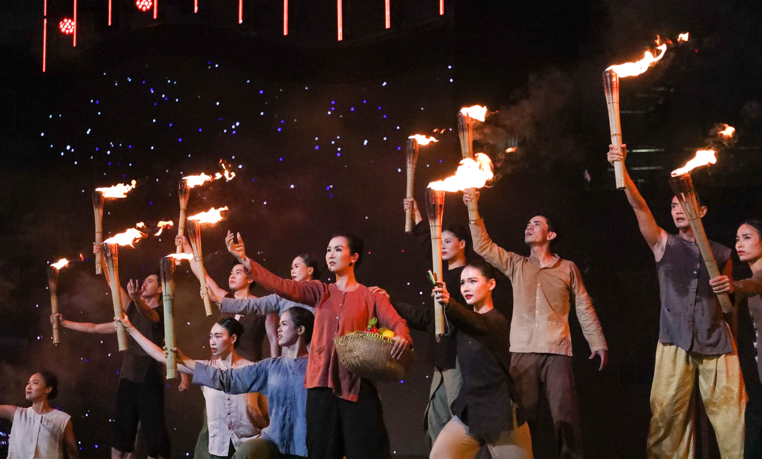 M&agrave;n truy đuổi kịch t&iacute;nh tr&ecirc;n s&ocirc;ng H&agrave;n g&acirc;y ấn tượng tại gala 'Tổ quốc b&igrave;nh y&ecirc;n'- Ảnh 7.