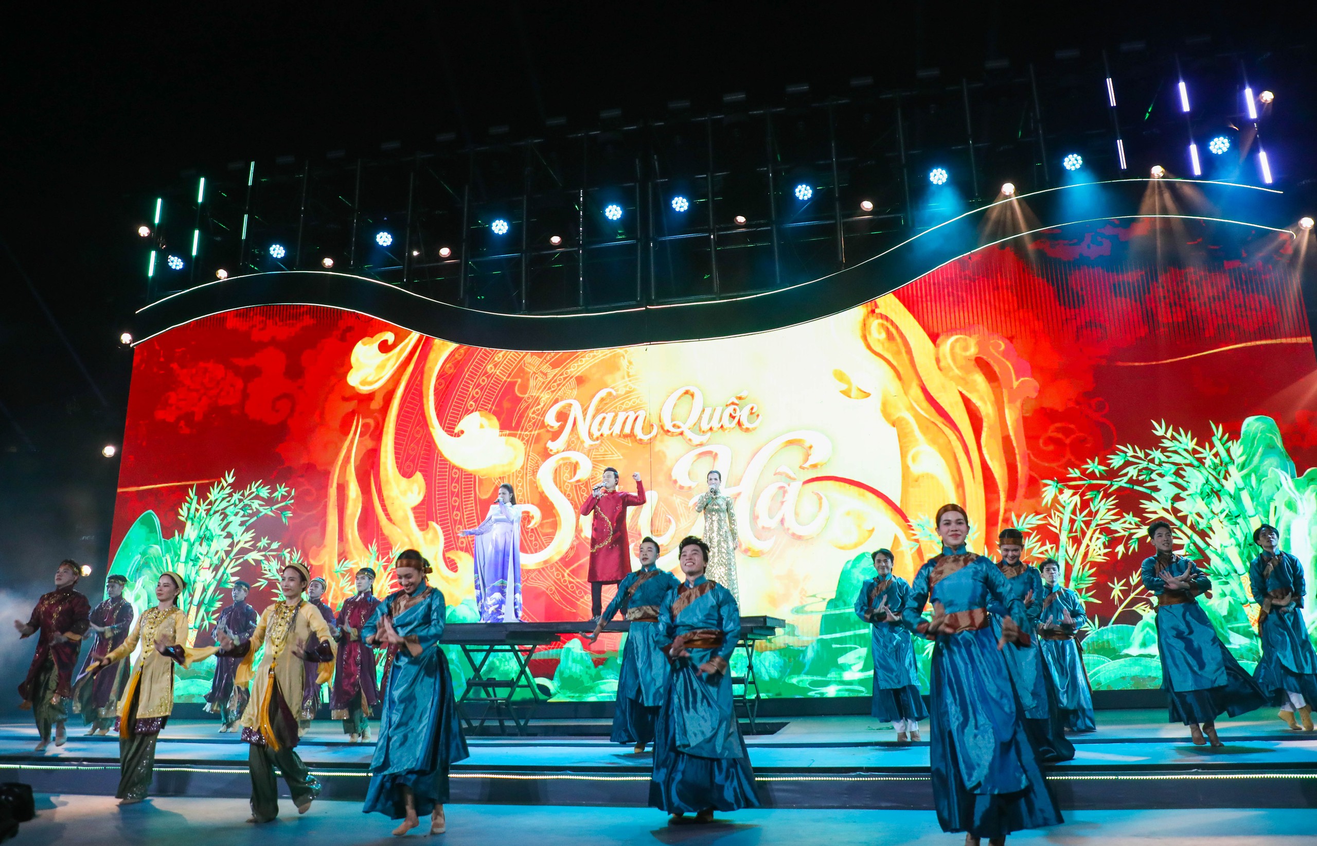 M&agrave;n truy đuổi kịch t&iacute;nh tr&ecirc;n s&ocirc;ng H&agrave;n g&acirc;y ấn tượng tại gala 'Tổ quốc b&igrave;nh y&ecirc;n'- Ảnh 16.