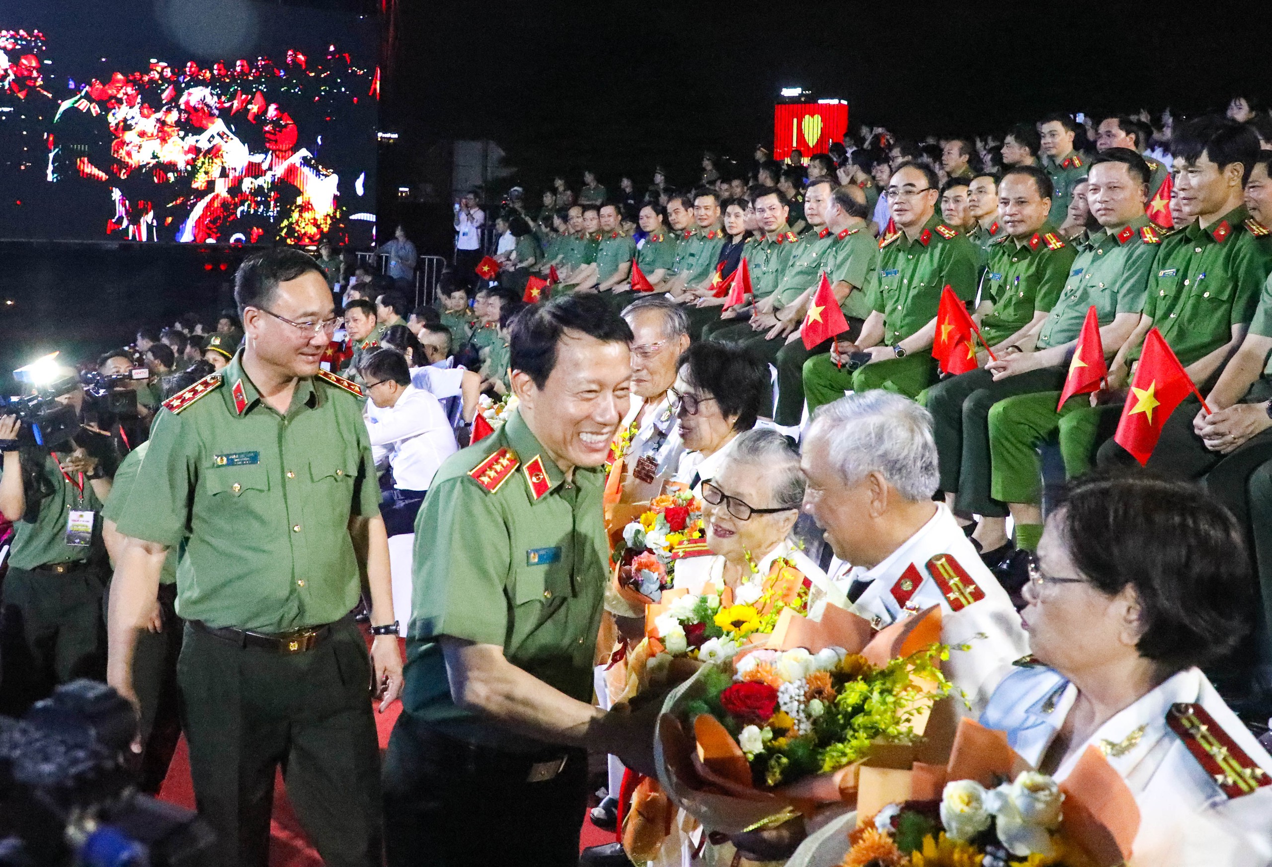 M&agrave;n truy đuổi kịch t&iacute;nh tr&ecirc;n s&ocirc;ng H&agrave;n g&acirc;y ấn tượng tại gala 'Tổ quốc b&igrave;nh y&ecirc;n'- Ảnh 17.
