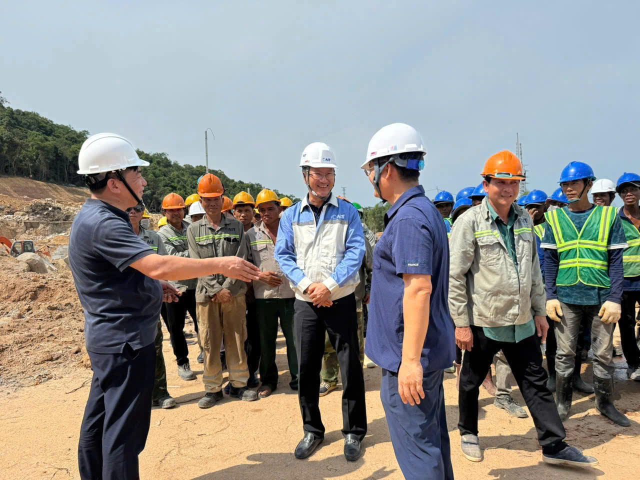 Ngành điện sát cánh cùng người lao động trên các công trường thi công xuyên lễ 30.4 và 1.5- Ảnh 1.