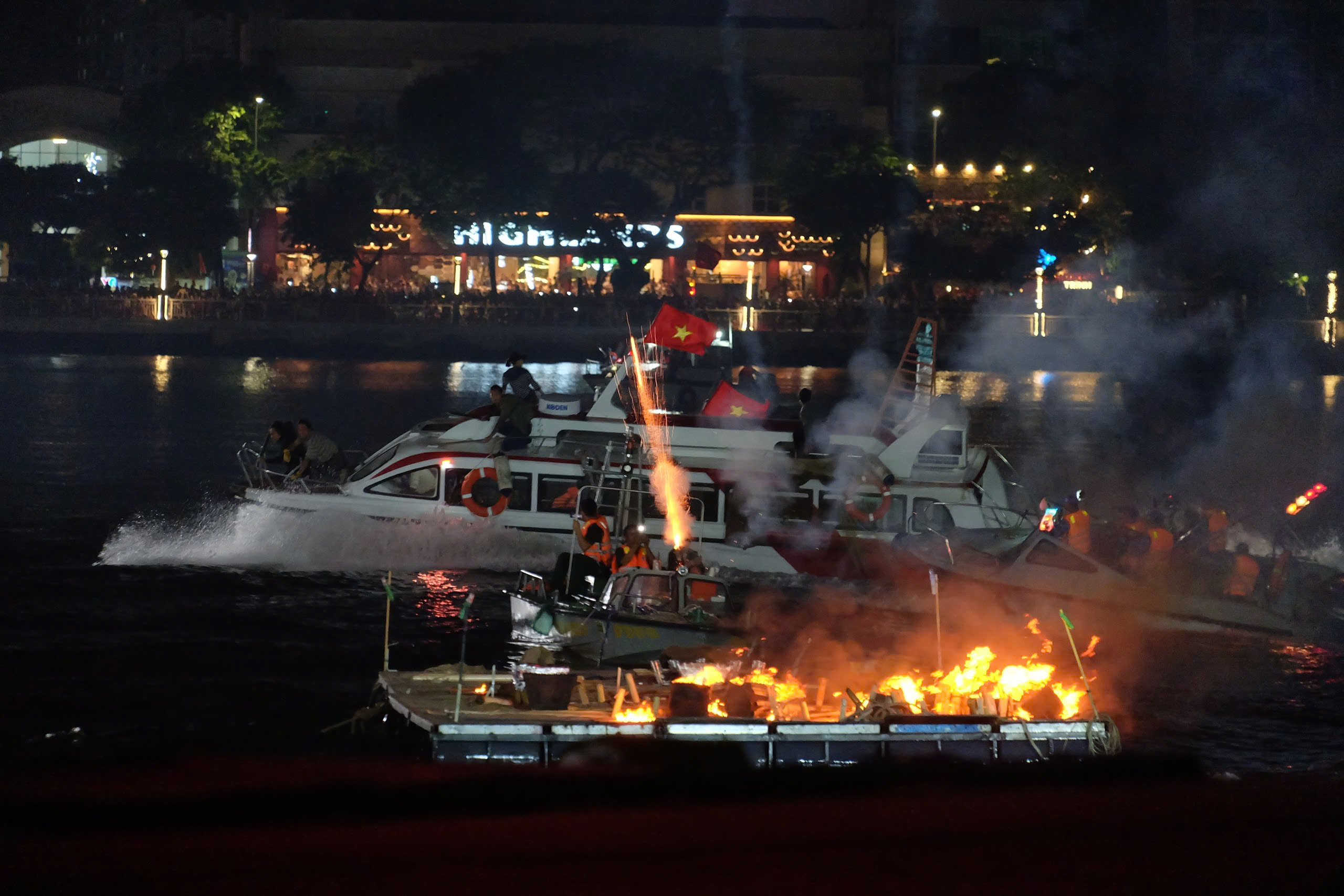 M&agrave;n truy đuổi kịch t&iacute;nh tr&ecirc;n s&ocirc;ng H&agrave;n g&acirc;y ấn tượng tại gala 'Tổ quốc b&igrave;nh y&ecirc;n'- Ảnh 10.