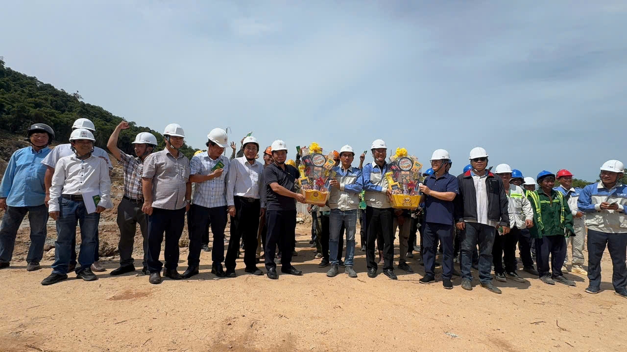 Ngành điện sát cánh cùng người lao động trên các công trường thi công xuyên lễ 30.4 và 1.5- Ảnh 2.