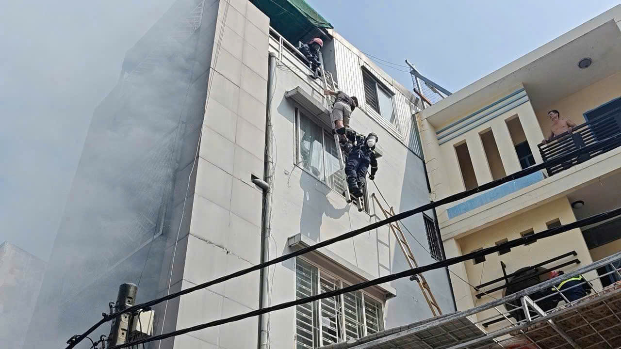 TP.HCM: Cháy nhà kết hợp kinh doanh, cứu kịp thời 3 người mắc kẹt - Ảnh 1.