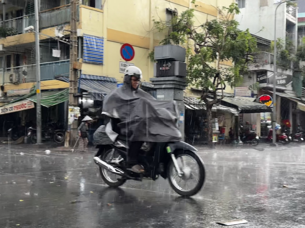 'Mưa vàng' giải nhiệt cho TP.HCM và Nam bộ- Ảnh 3.