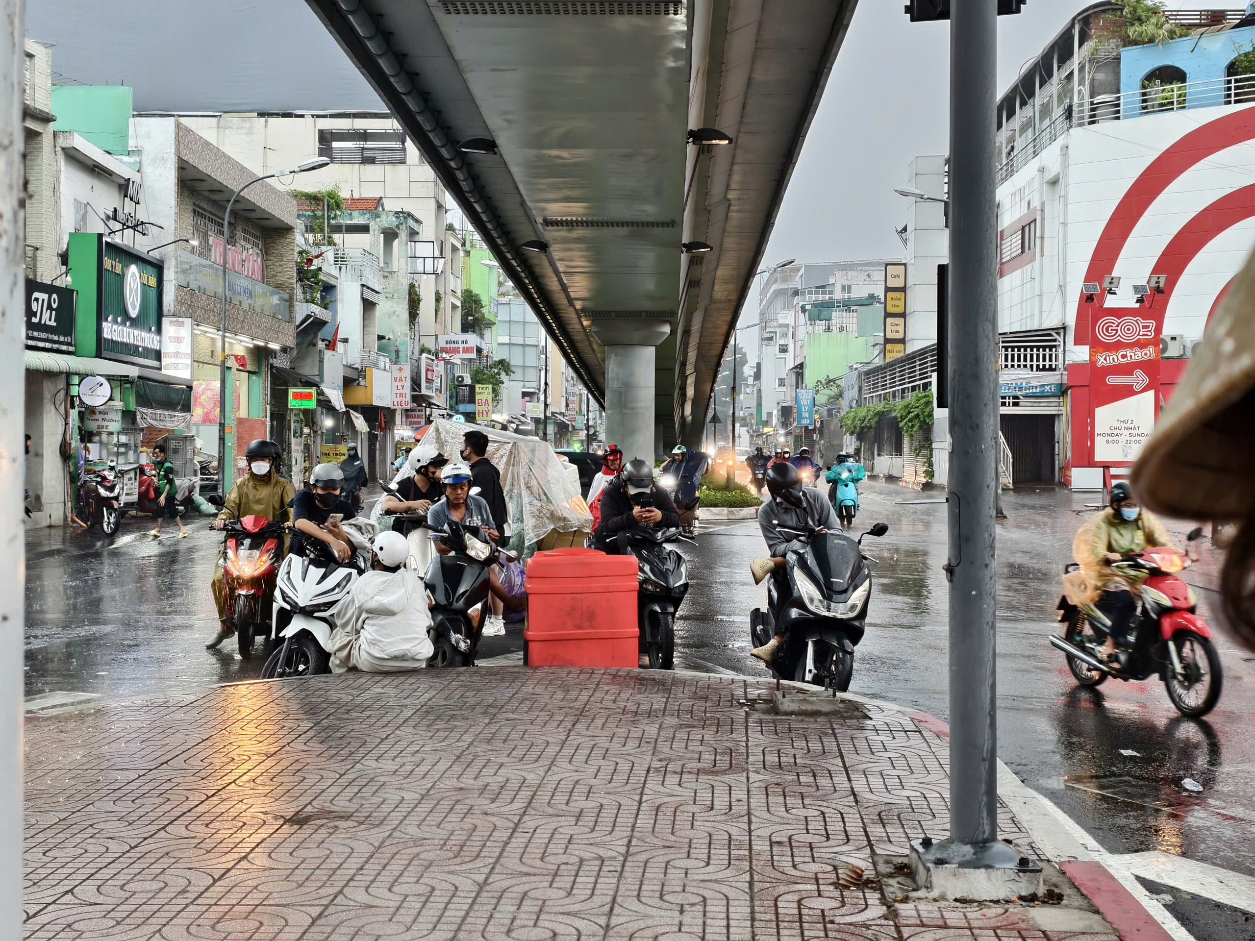TP.HCM mưa trắng trời sau nhiều ngày nắng đổ lửa - Ảnh 4.