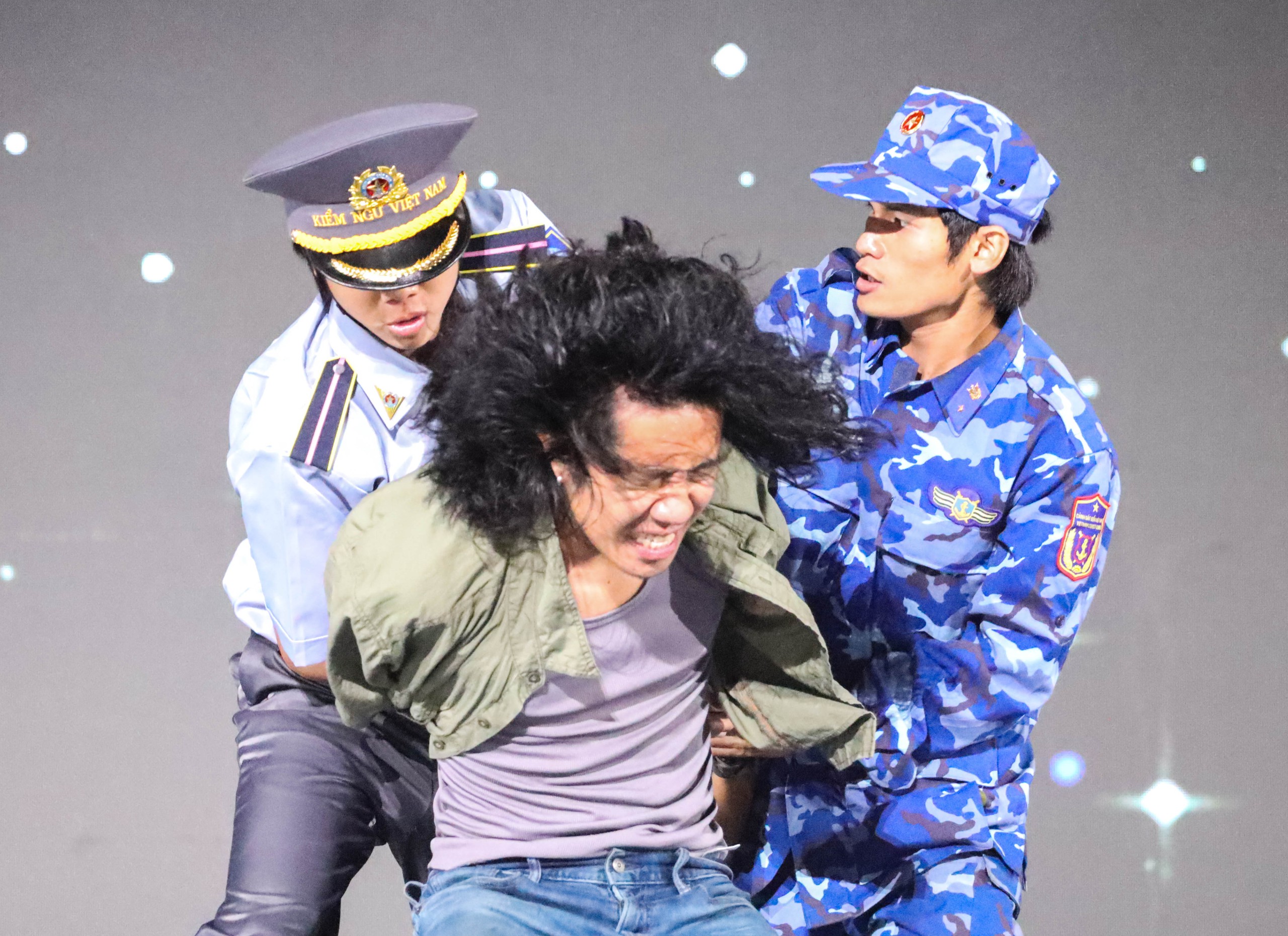 M&agrave;n truy đuổi kịch t&iacute;nh tr&ecirc;n s&ocirc;ng H&agrave;n g&acirc;y ấn tượng tại gala 'Tổ quốc b&igrave;nh y&ecirc;n'- Ảnh 14.