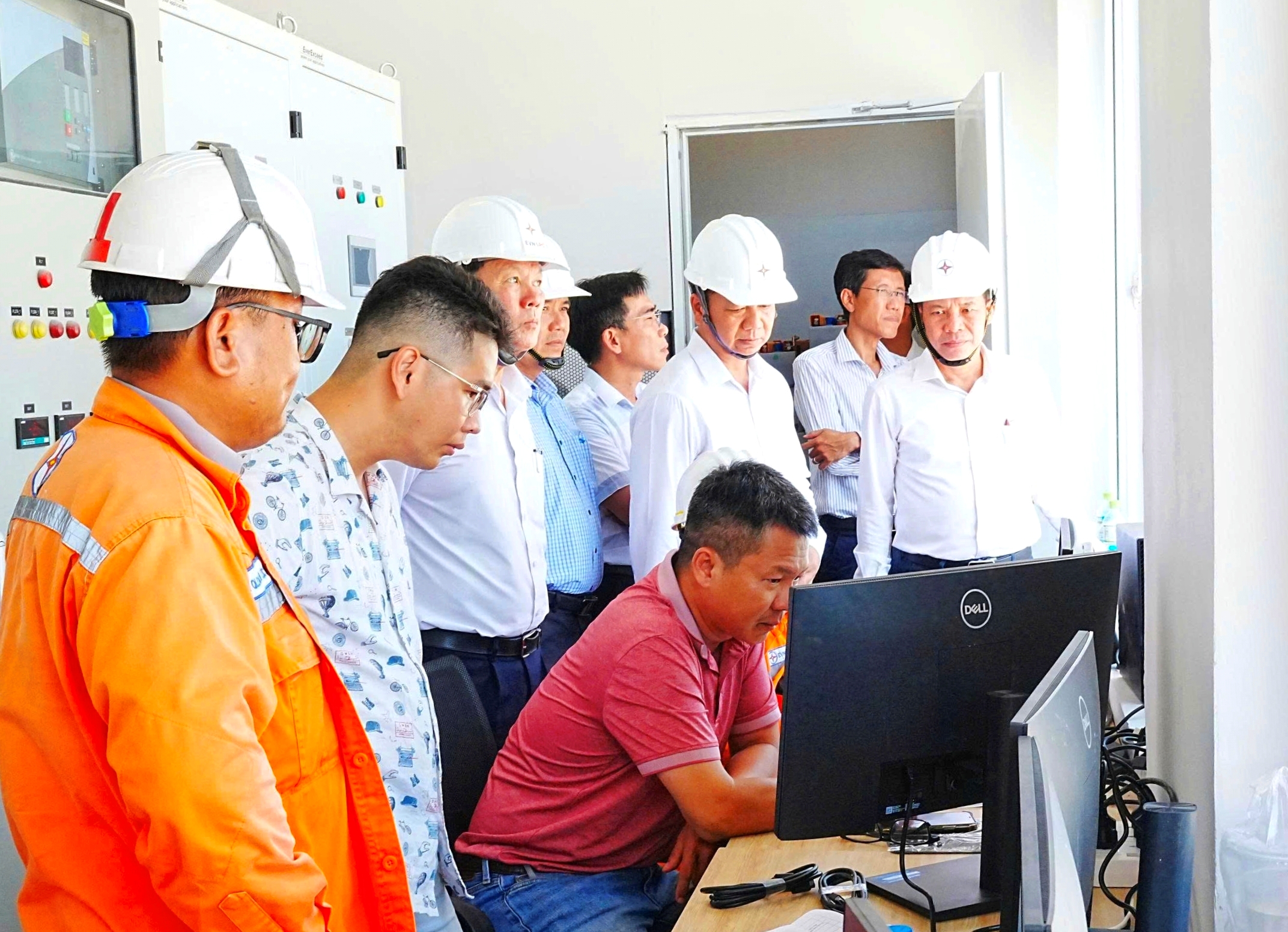 Ngành điện sát cánh cùng người lao động trên các công trường thi công xuyên lễ 30.4 và 1.5- Ảnh 7.