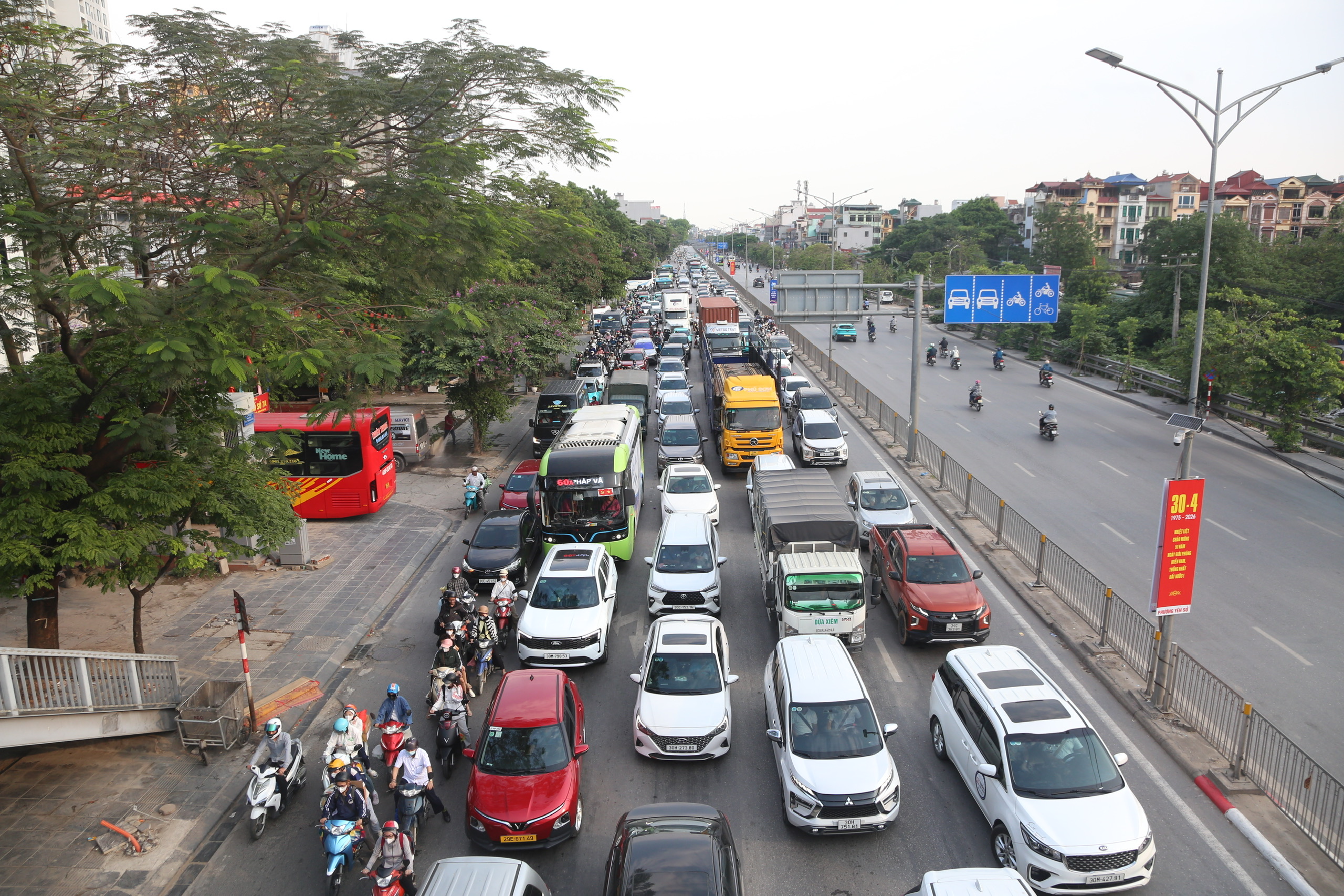 Cao tốc &ugrave;n d&agrave;i khi người d&acirc;n trở lại H&agrave; Nội sớm- Ảnh 4.