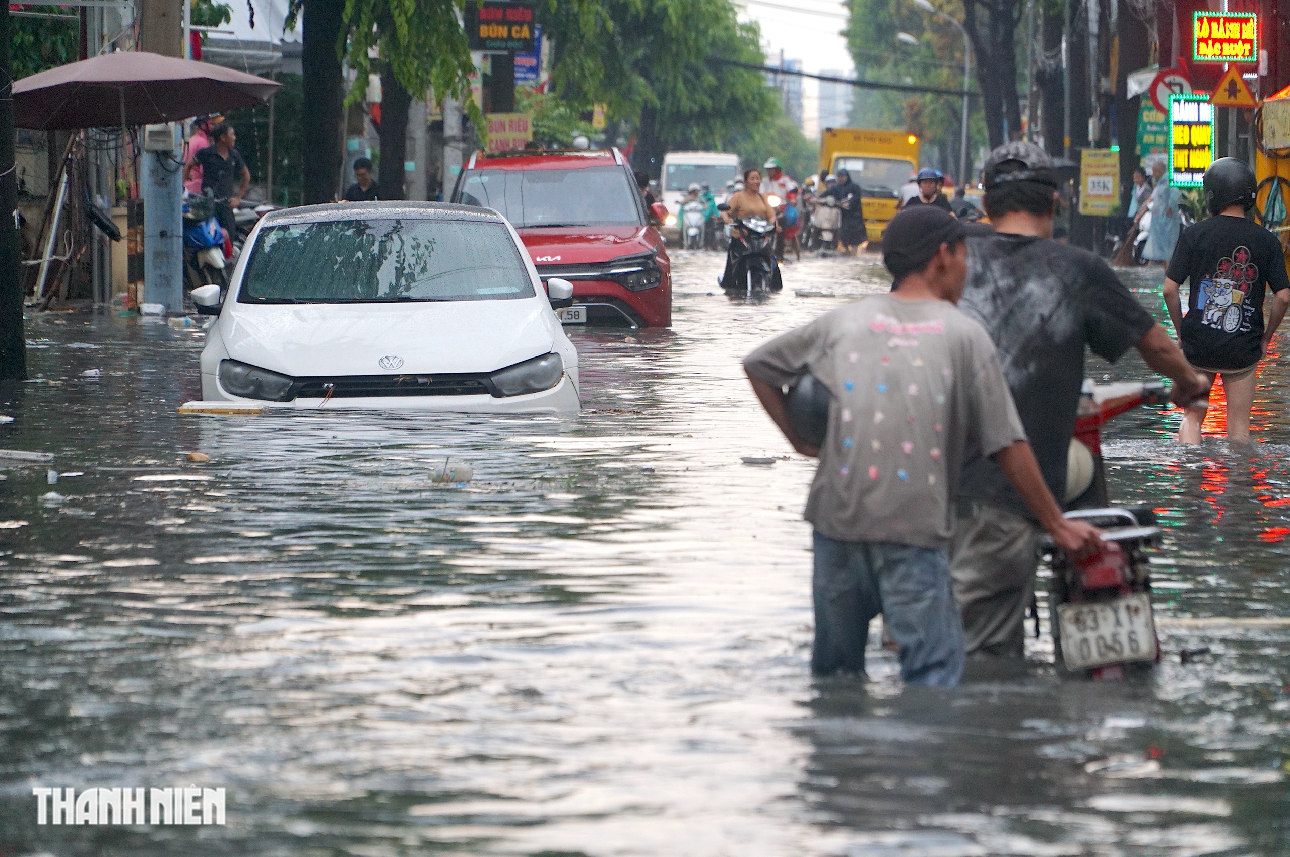 Mưa lớn ở TP.HCM: Một số tuyến đường nước ngập 1 m, k&eacute;o d&agrave;i 2 tiếng - Ảnh 6.