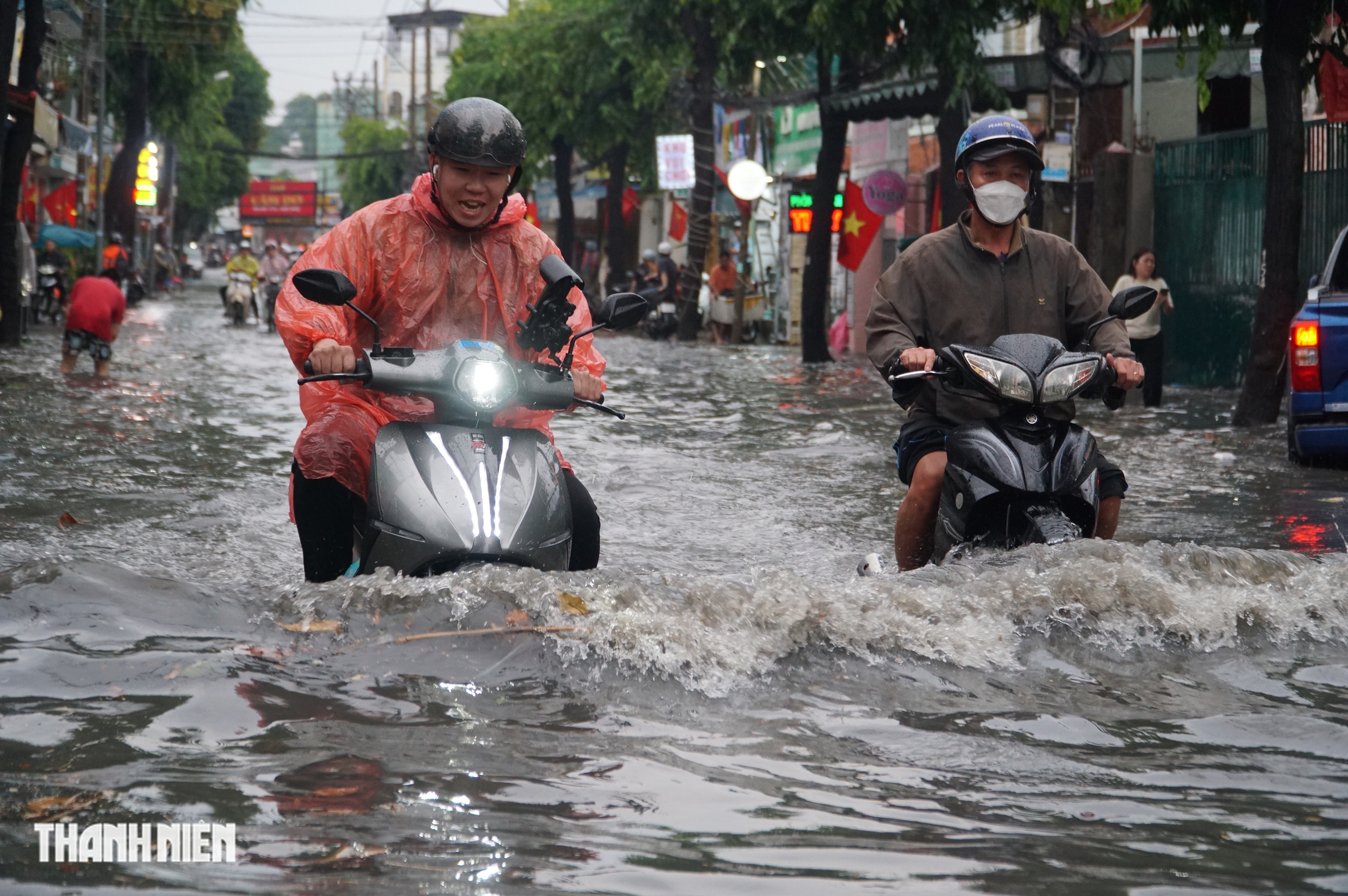 Mưa lớn ở TP.HCM: Một số tuyến đường nước ngập 1 m, k&eacute;o d&agrave;i 2 tiếng - Ảnh 5.