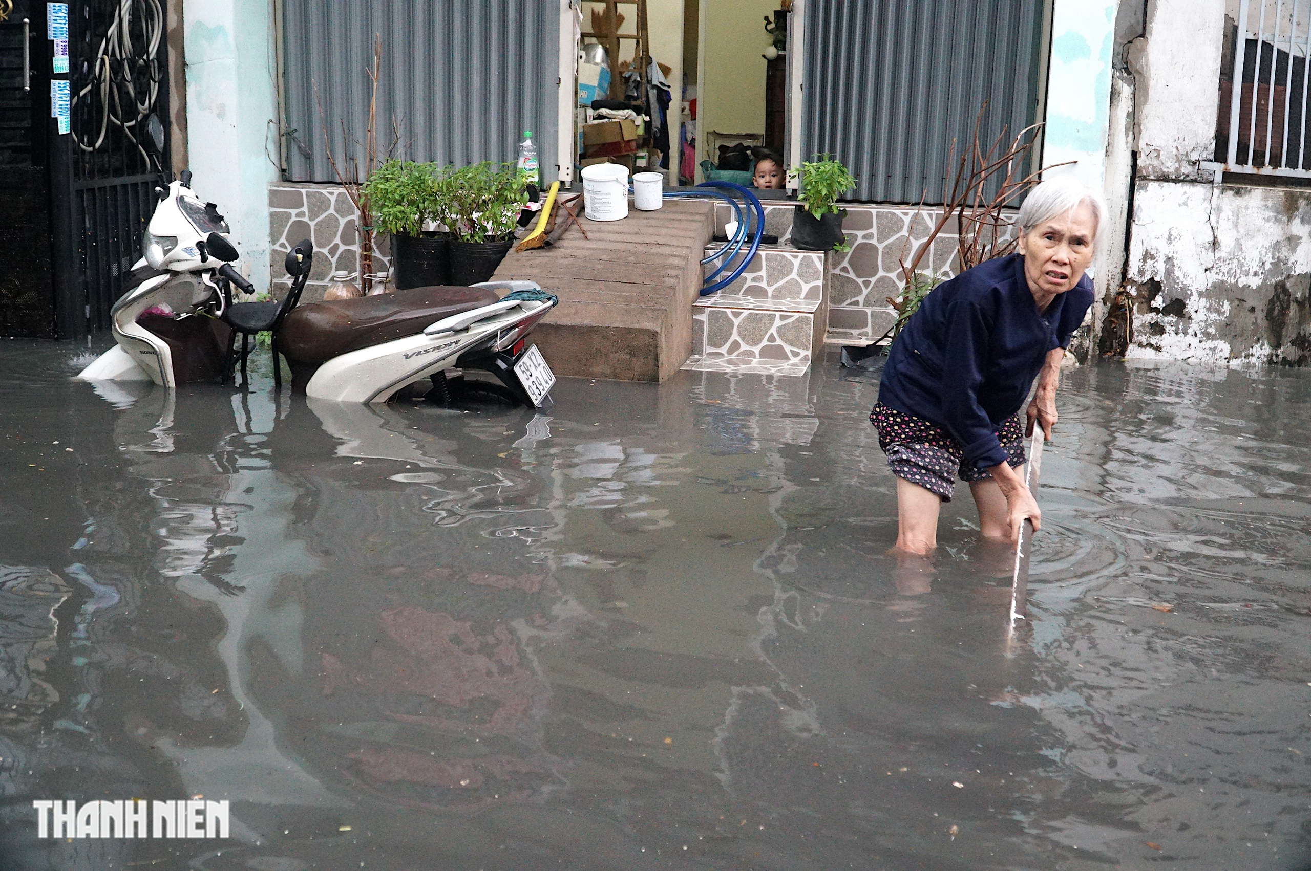 Mưa lớn ở TP.HCM: Một số tuyến đường nước ngập 1 m, k&eacute;o d&agrave;i 2 tiếng - Ảnh 9.