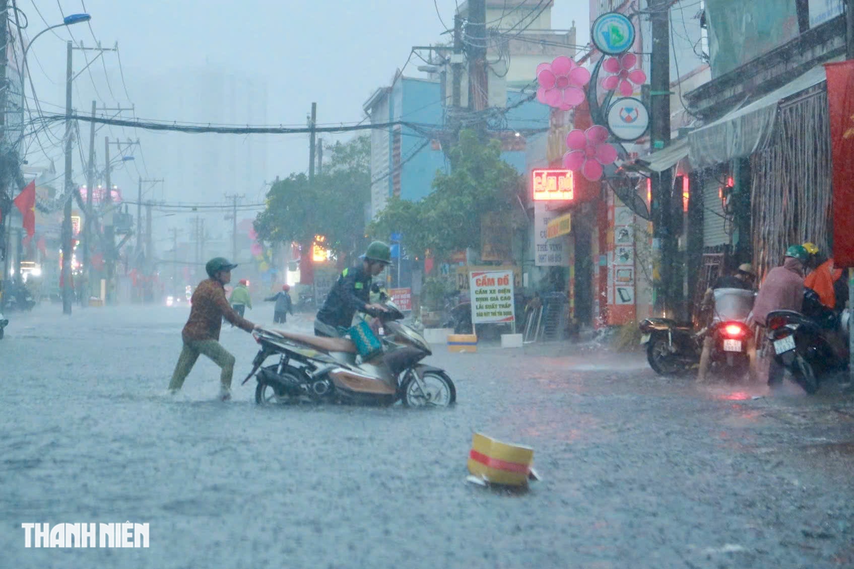 Mưa lớn ở TP.HCM: Một số tuyến đường nước ngập 1 m, k&eacute;o d&agrave;i 2 tiếng - Ảnh 2.