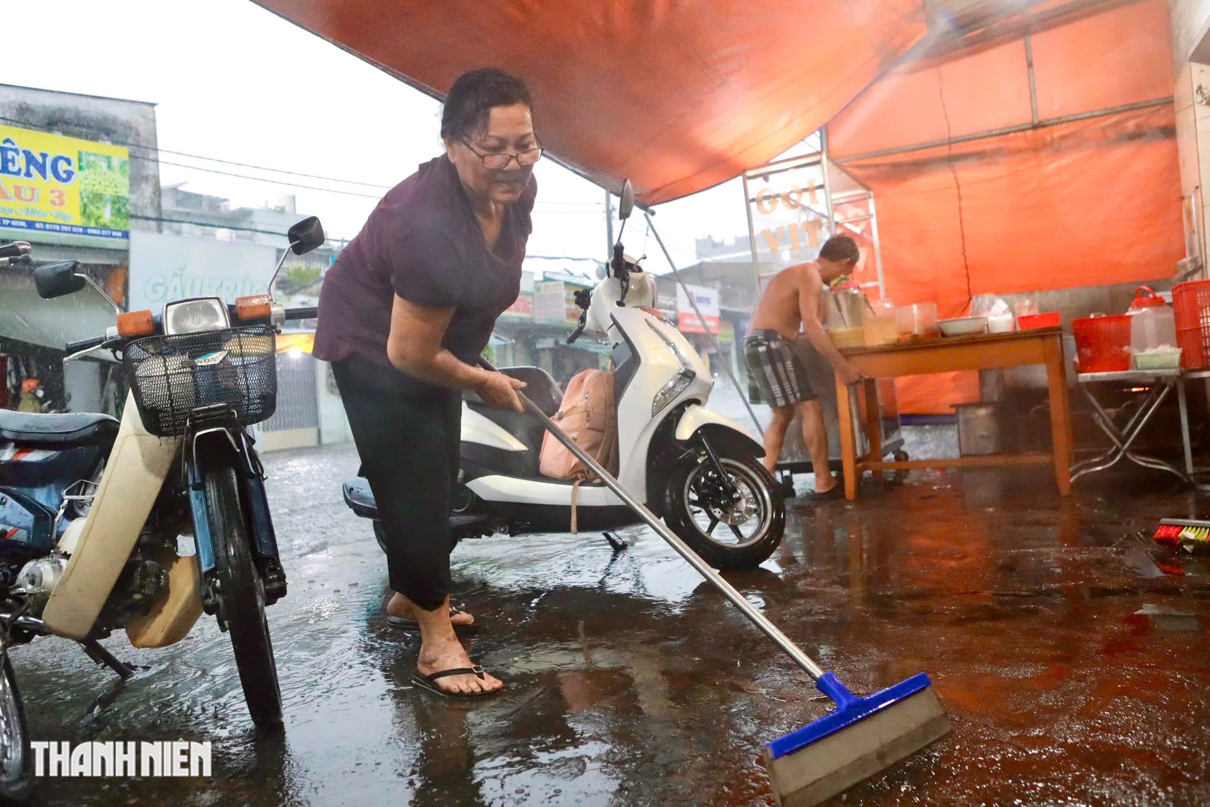 Mưa lớn ở TP.HCM: Một số tuyến đường nước ngập 1 m, k&eacute;o d&agrave;i 2 tiếng - Ảnh 12.