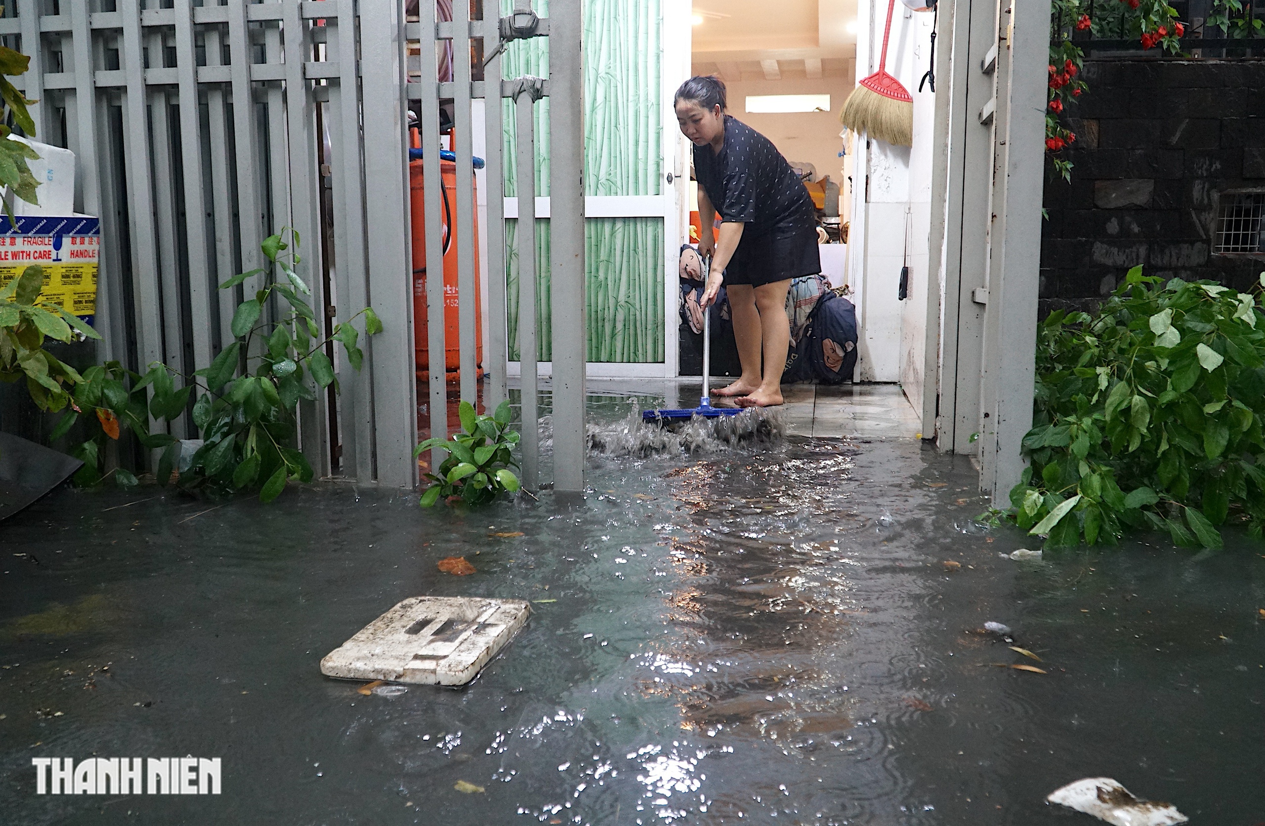 Mưa lớn ở TP.HCM: Một số tuyến đường nước ngập 1 m, k&eacute;o d&agrave;i 2 tiếng - Ảnh 10.