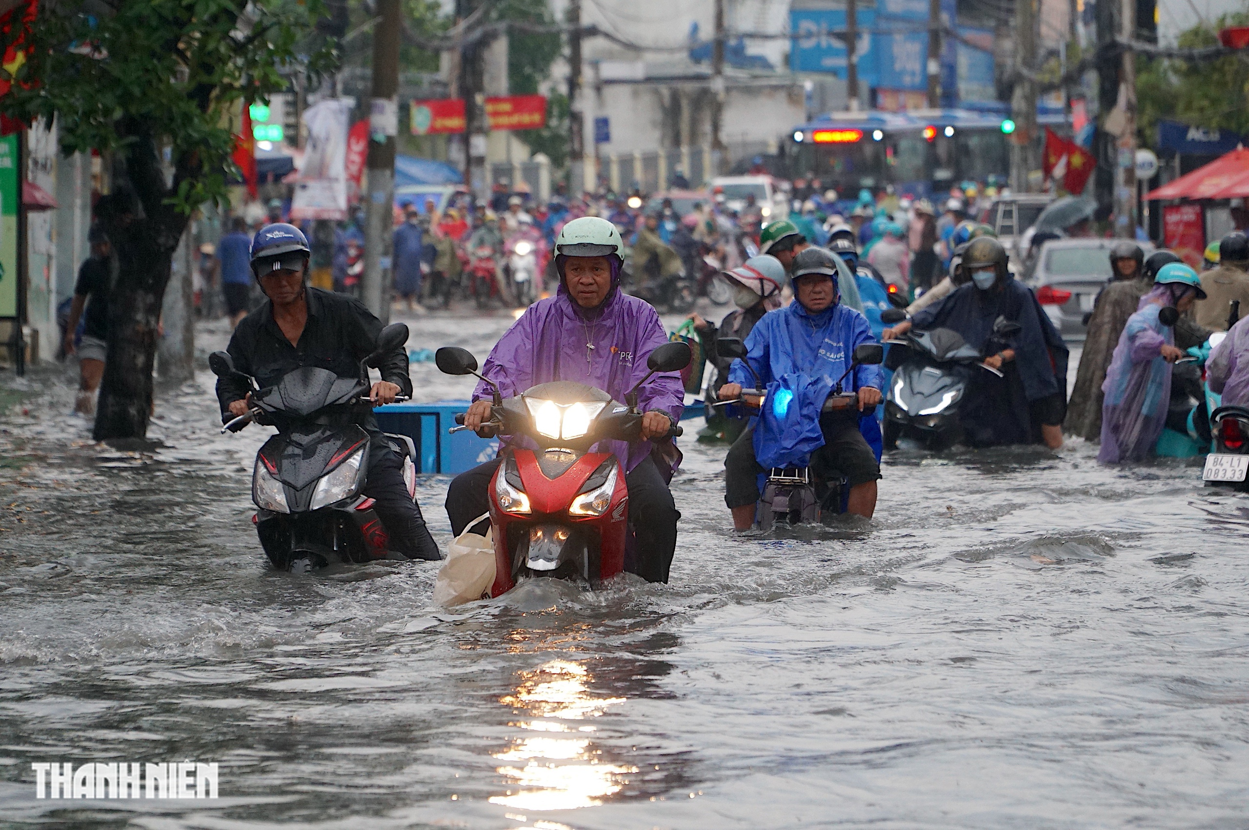 Mưa lớn ở TP.HCM: Một số tuyến đường nước ngập 1 m, k&eacute;o d&agrave;i 2 tiếng - Ảnh 3.