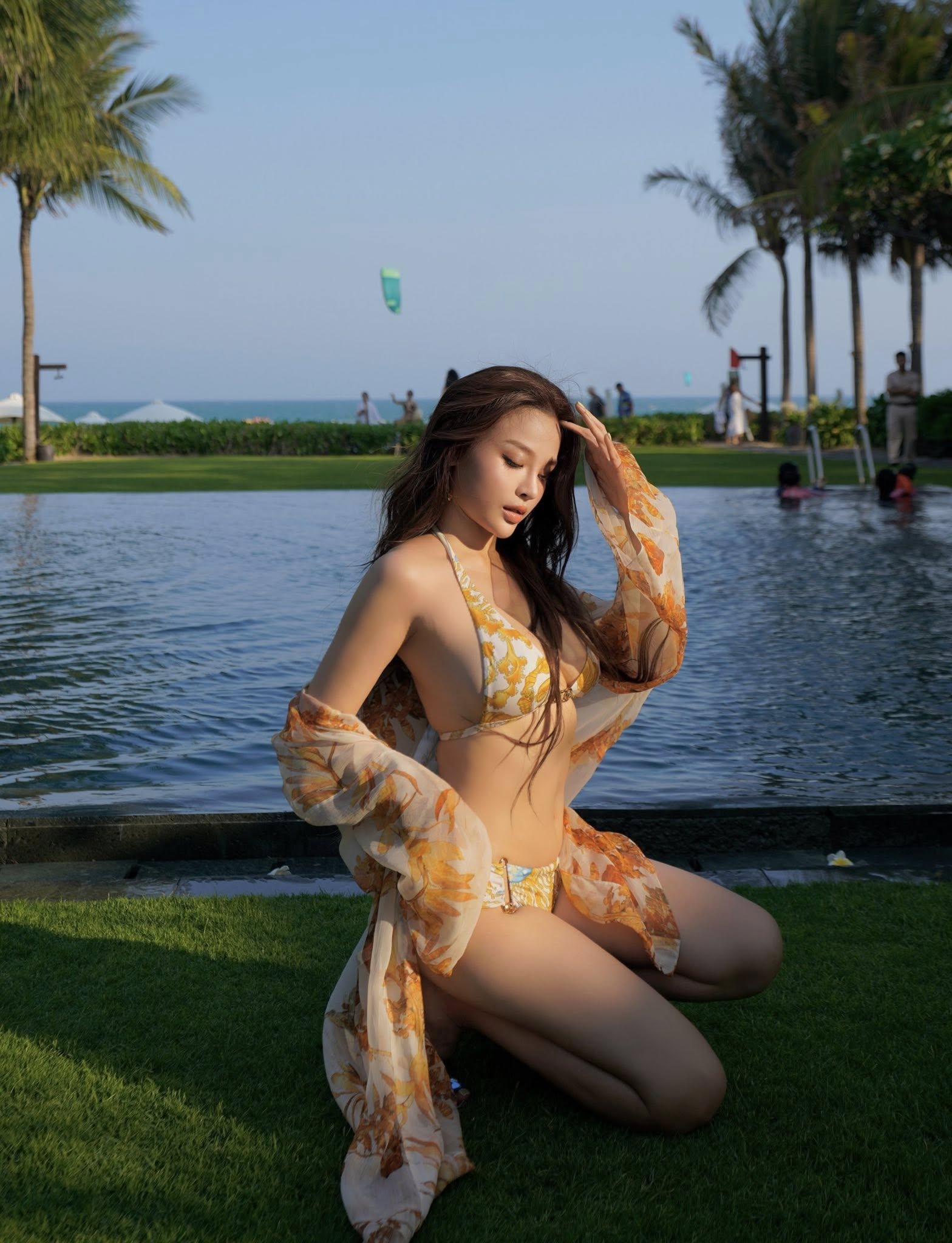 Kh&aacute;nh Thi, Chi Pu diện &aacute;o tắm khoe d&aacute;ng n&oacute;ng bỏng- Ảnh 5.