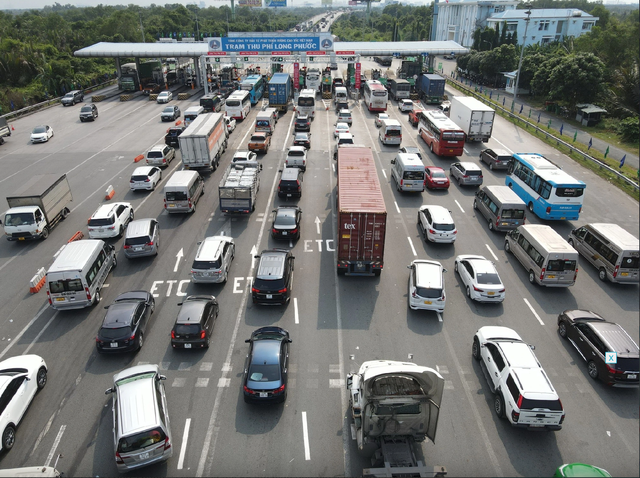 Xe đi cao tốc tăng đột biến, người dân trở về sau lễ lưu ý- Ảnh 1.