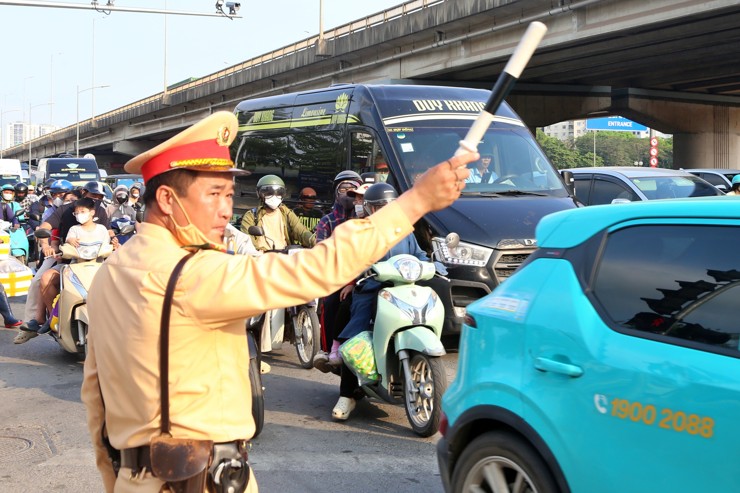Cao tốc ùn dài khi người dân trở lại Hà Nội sớm- Ảnh 11.