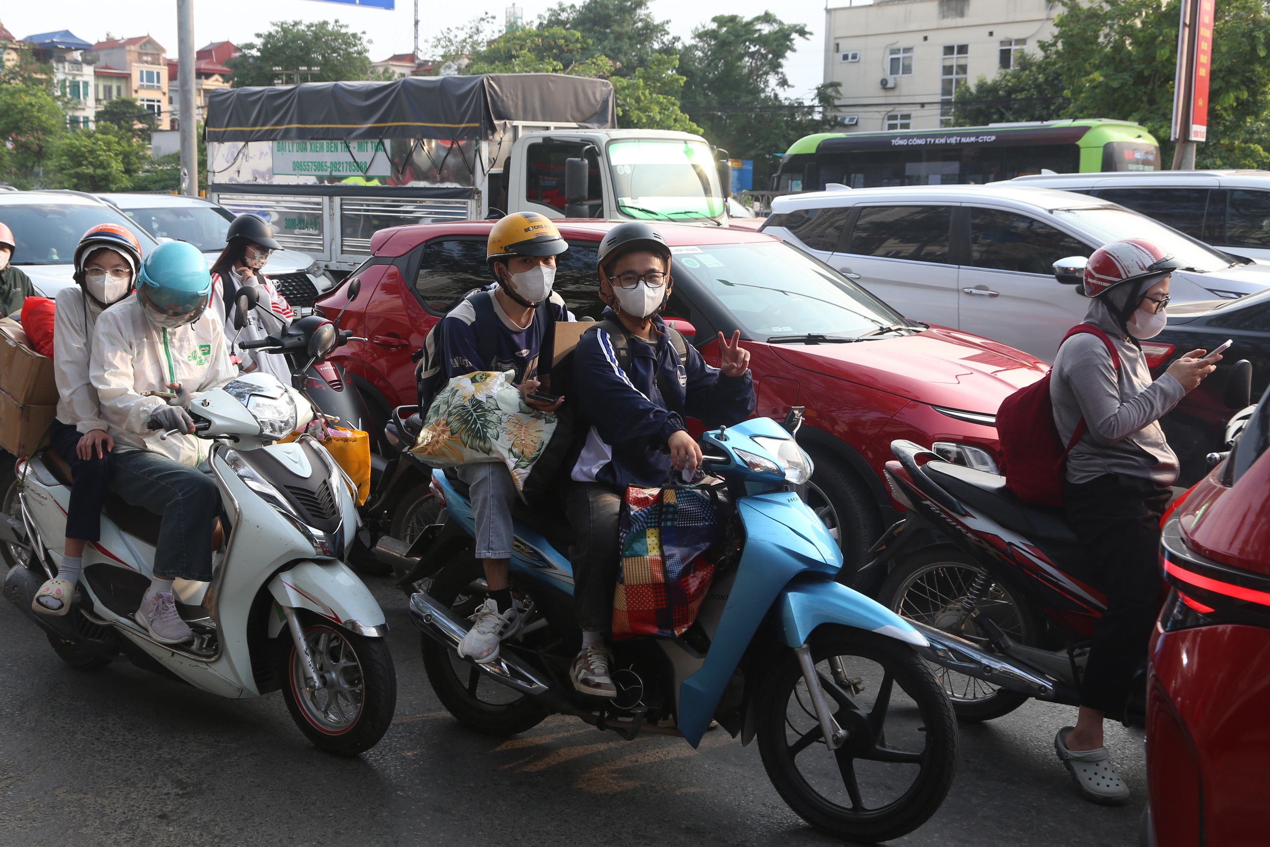 Cao tốc ùn dài khi người dân trở lại Hà Nội sớm- Ảnh 5.