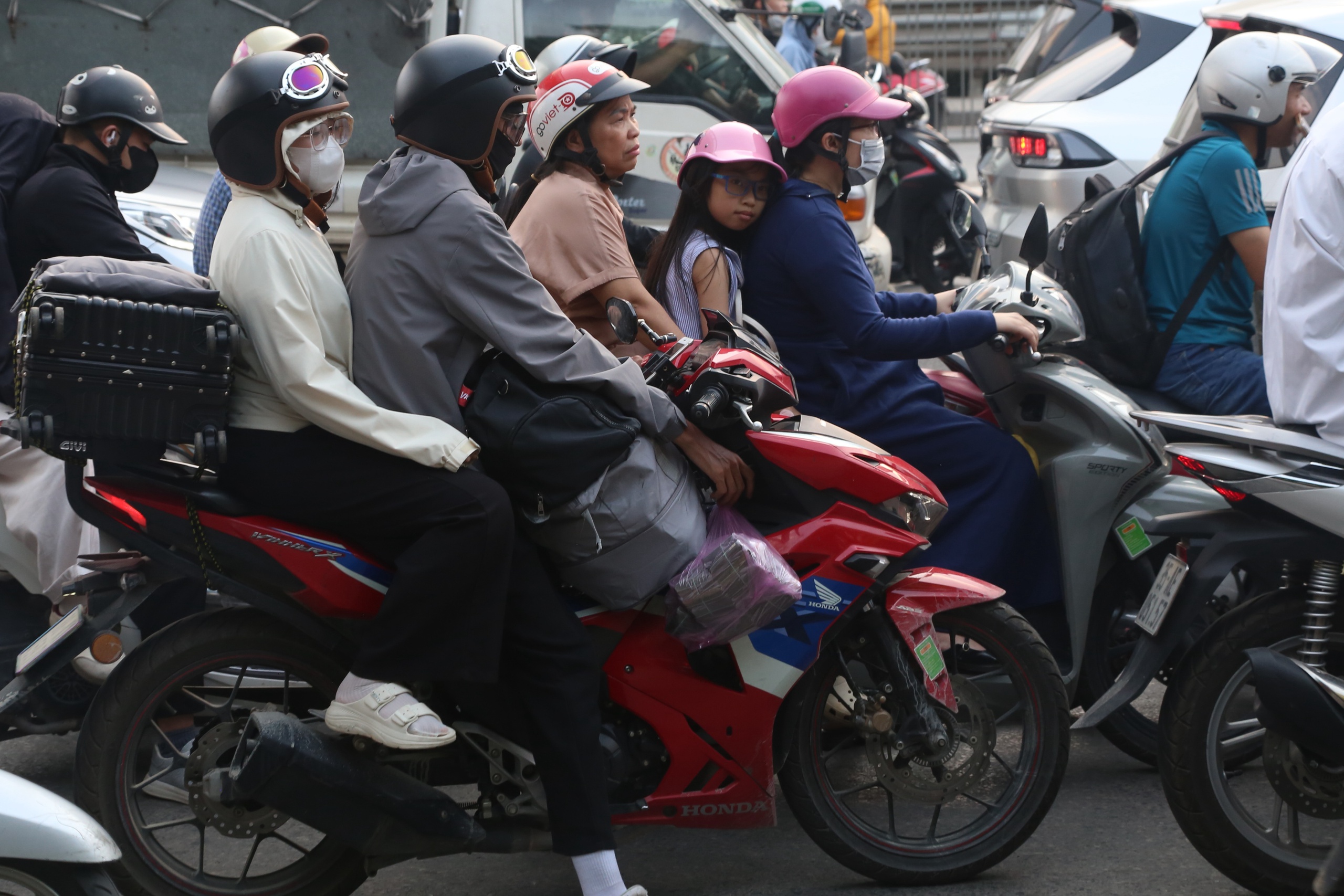 Cao tốc ùn dài khi người dân trở lại Hà Nội sớm- Ảnh 7.