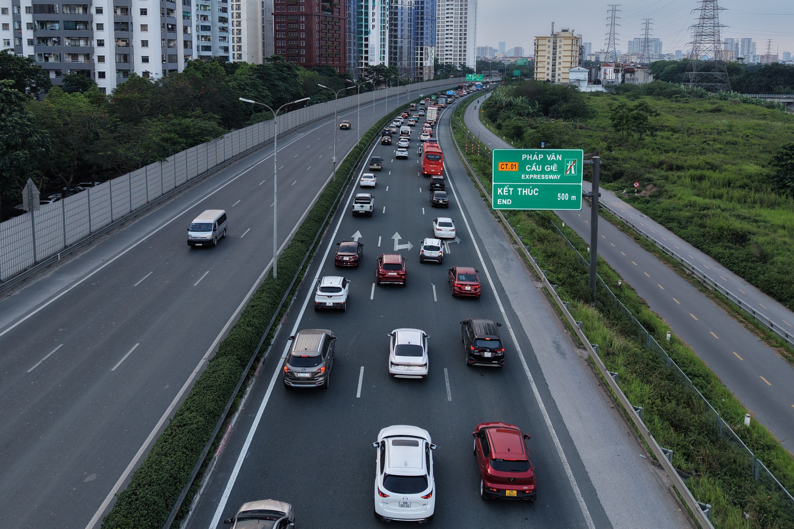 Cao tốc &ugrave;n d&agrave;i khi người d&acirc;n trở lại H&agrave; Nội sớm- Ảnh 1.
