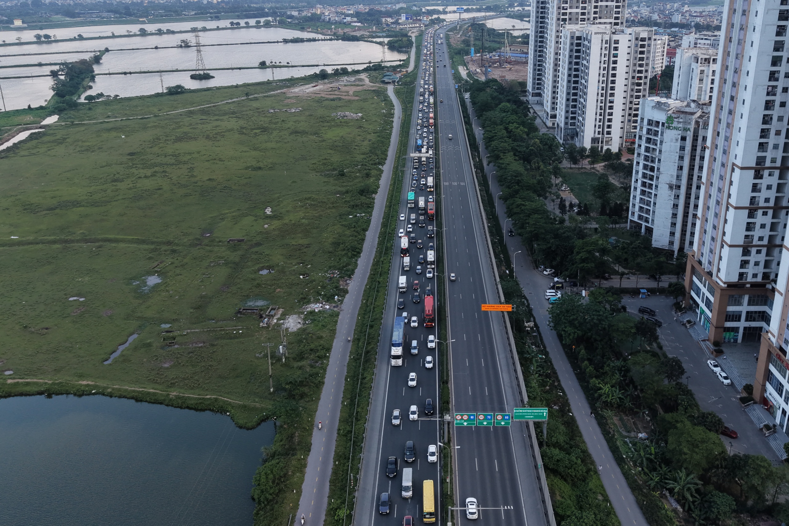 Cao tốc &ugrave;n d&agrave;i khi người d&acirc;n trở lại H&agrave; Nội sớm- Ảnh 2.