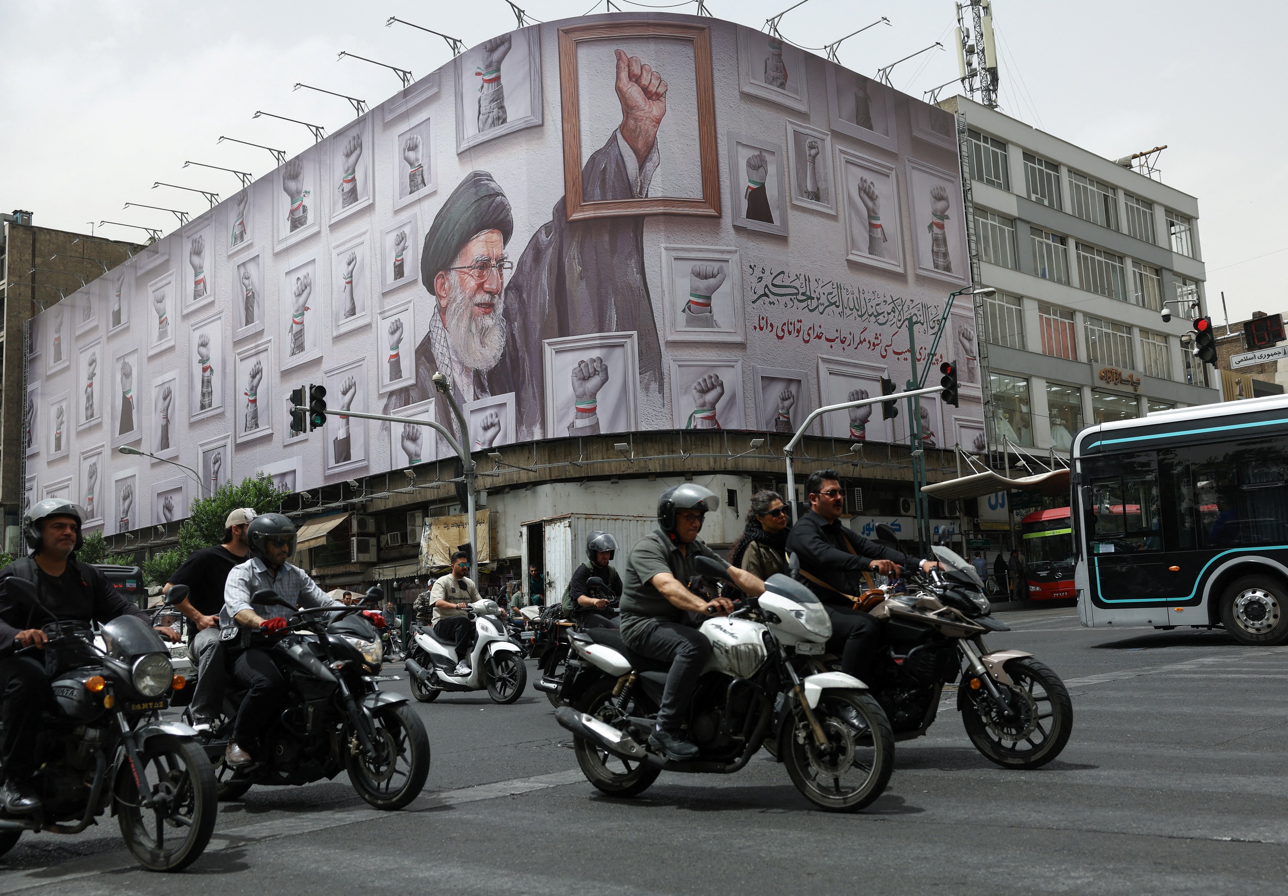 Ông Trump: Mỹ có thể tấn công Iran thêm lần nữa nhưng Tehran muốn thỏa thuận - Ảnh 1.