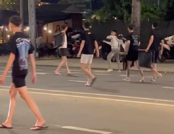 Bắt ‘nóng’ nhóm thanh niên đánh nhau trên đường phố- Ảnh 2. Bắt ‘nóng’ nhóm thanh niên đánh nhau trên đường phố- Ảnh 2.