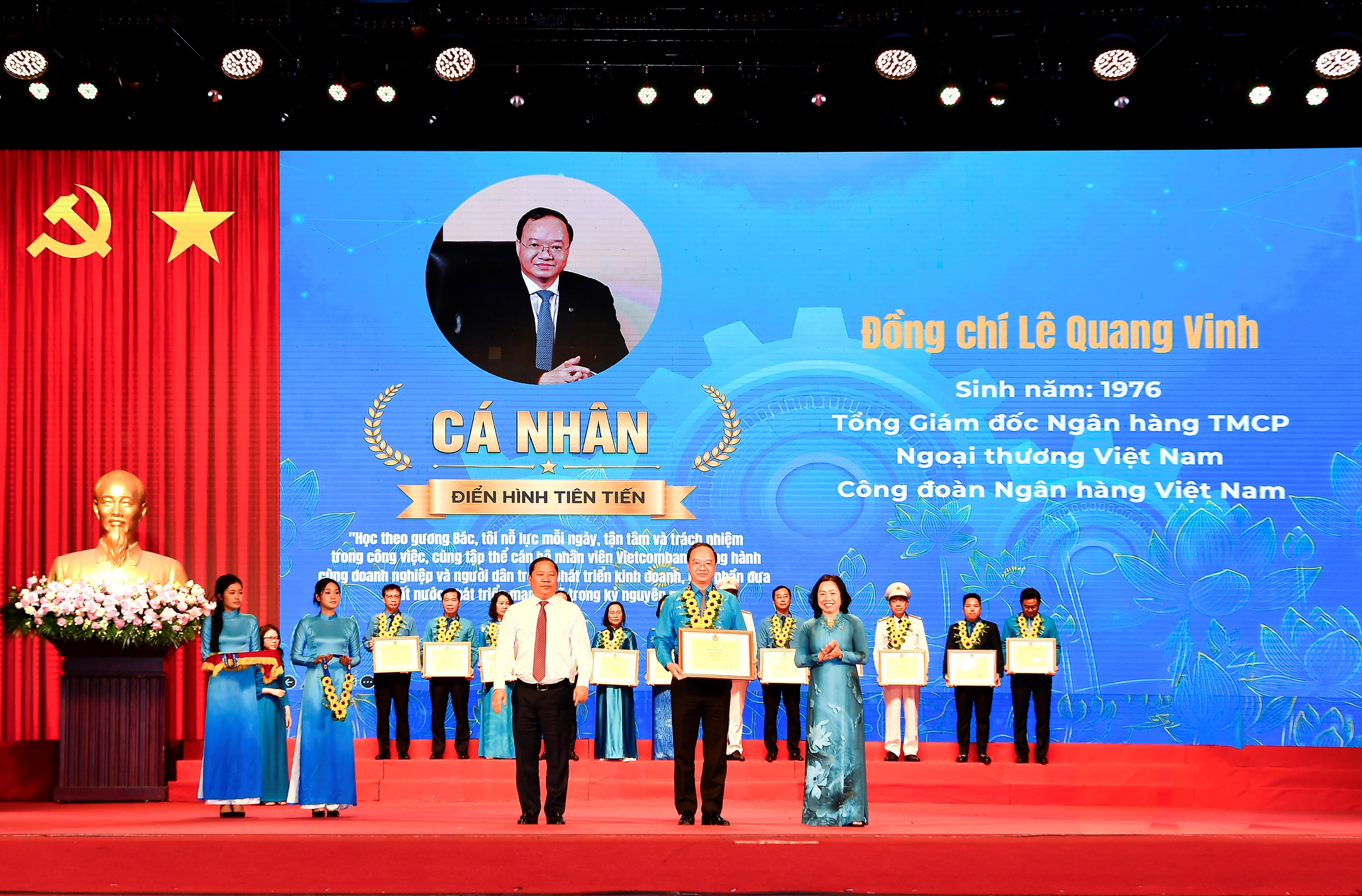 Tổng giám đốc Vietcombank vinh dự được khen thưởng với thành tích xuất sắc - Ảnh 1.
