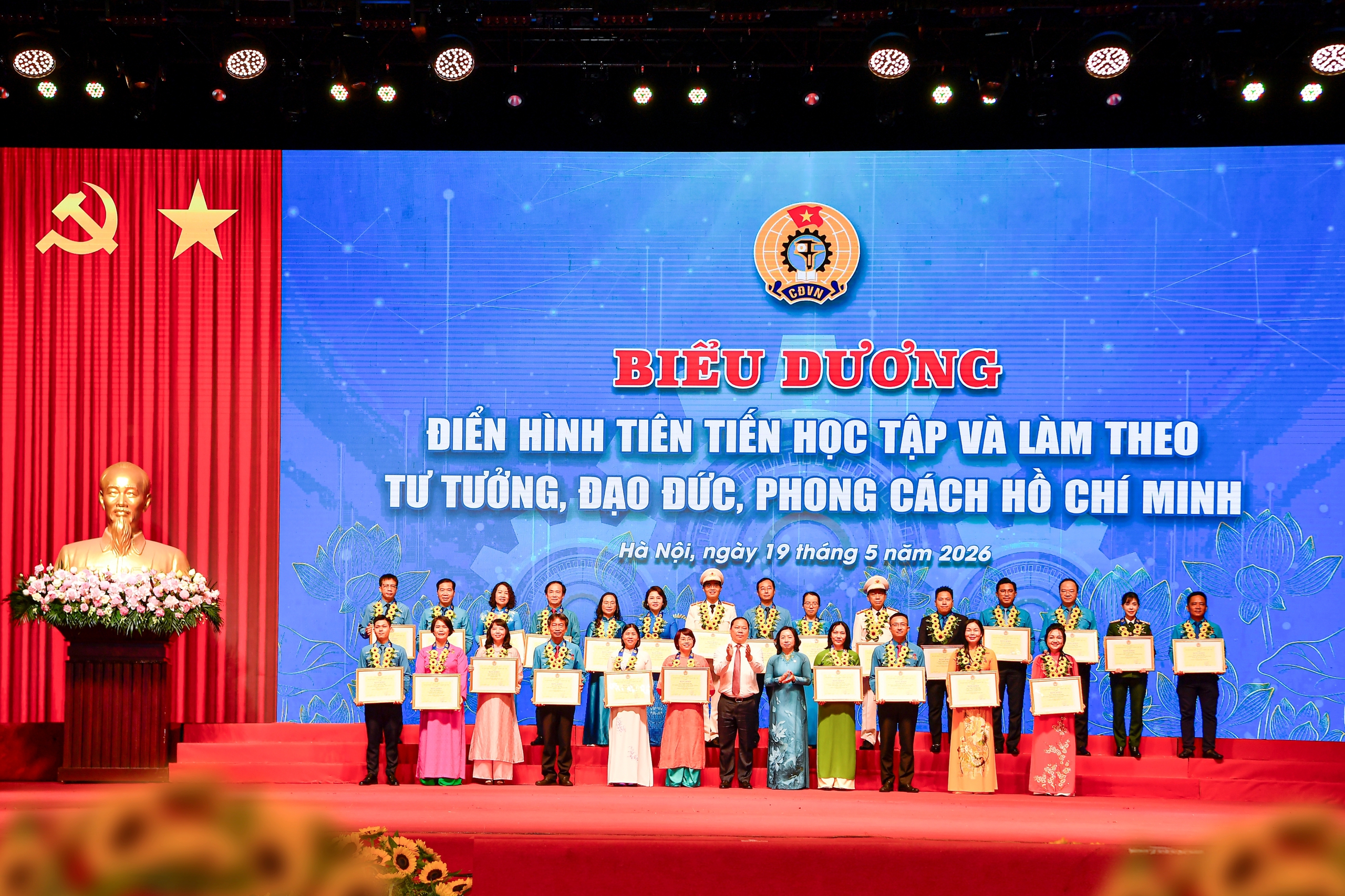 Tổng giám đốc Vietcombank vinh dự được khen thưởng với thành tích xuất sắc - Ảnh 2.