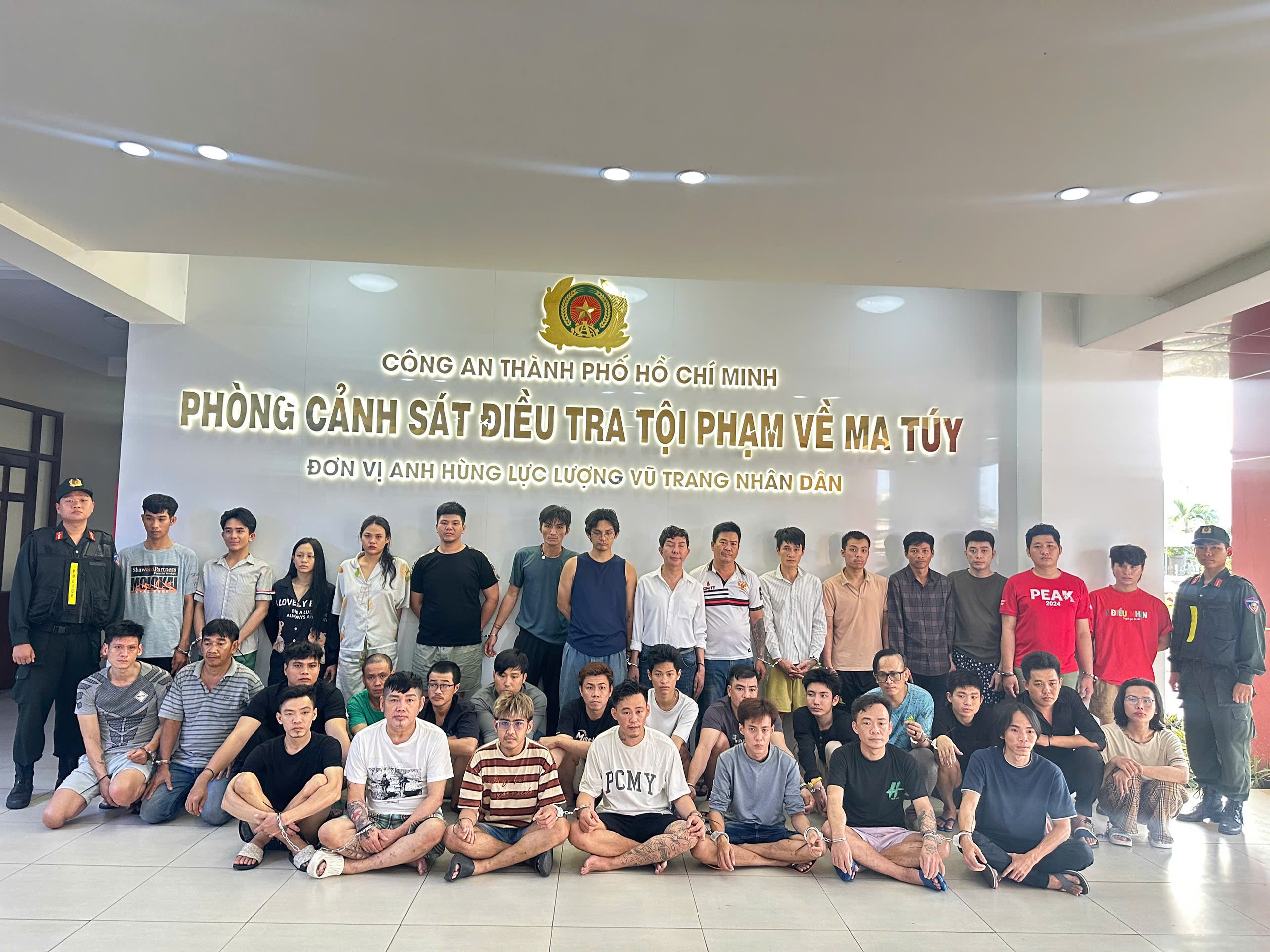 Ca sĩ Long Nhật và ca sĩ Sơn Ngọc Minh bị Công an TP.HCM bắt - Ảnh 4.