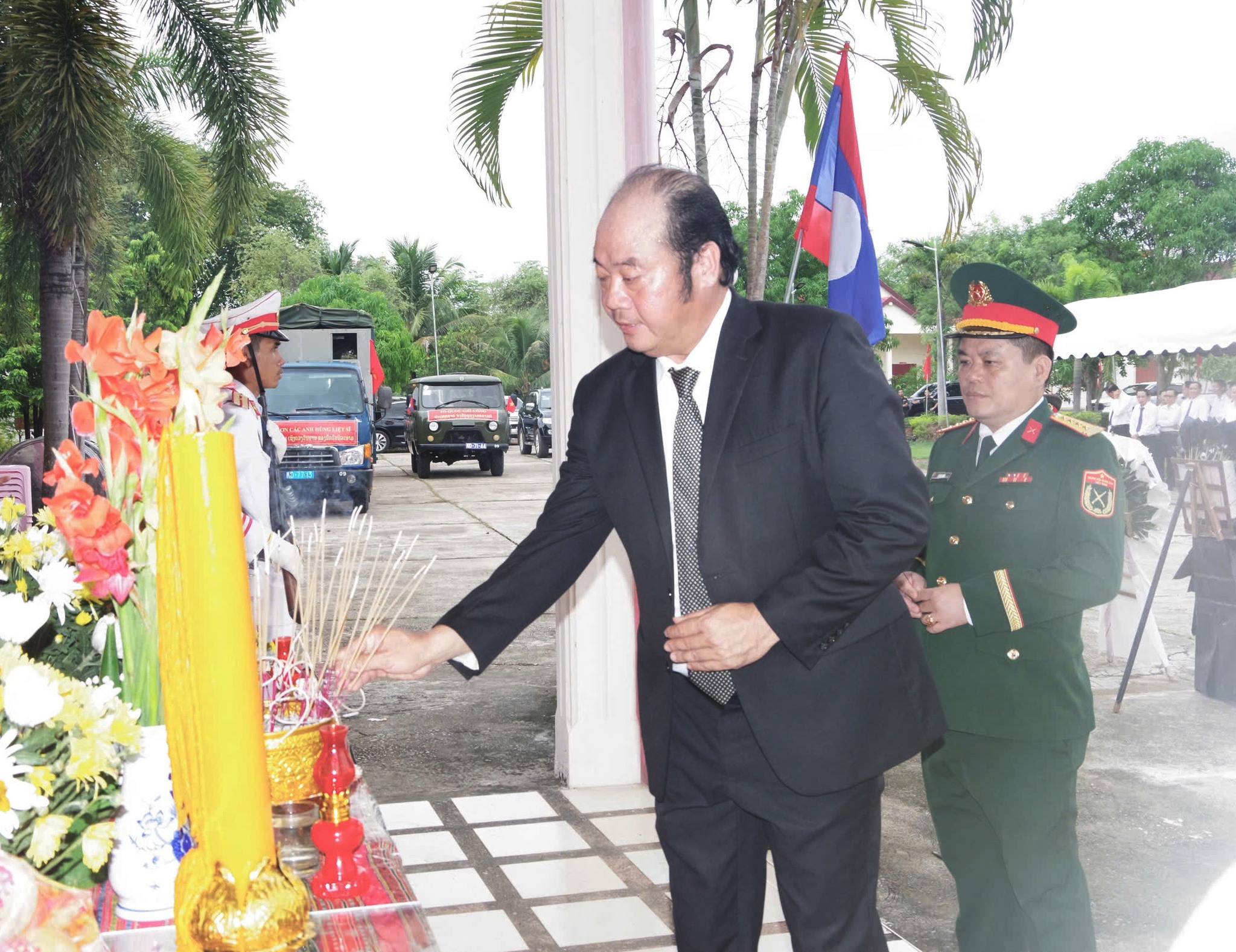 Đón nhận 8 hài cốt liệt sĩ hy sinh trên đất bạn Lào- Ảnh 1.