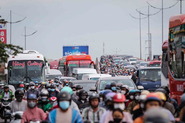 Phó thủ tướng yêu cầu xử lý phản ánh của Báo Thanh Niên về quốc lộ quá tải - Ảnh 1.