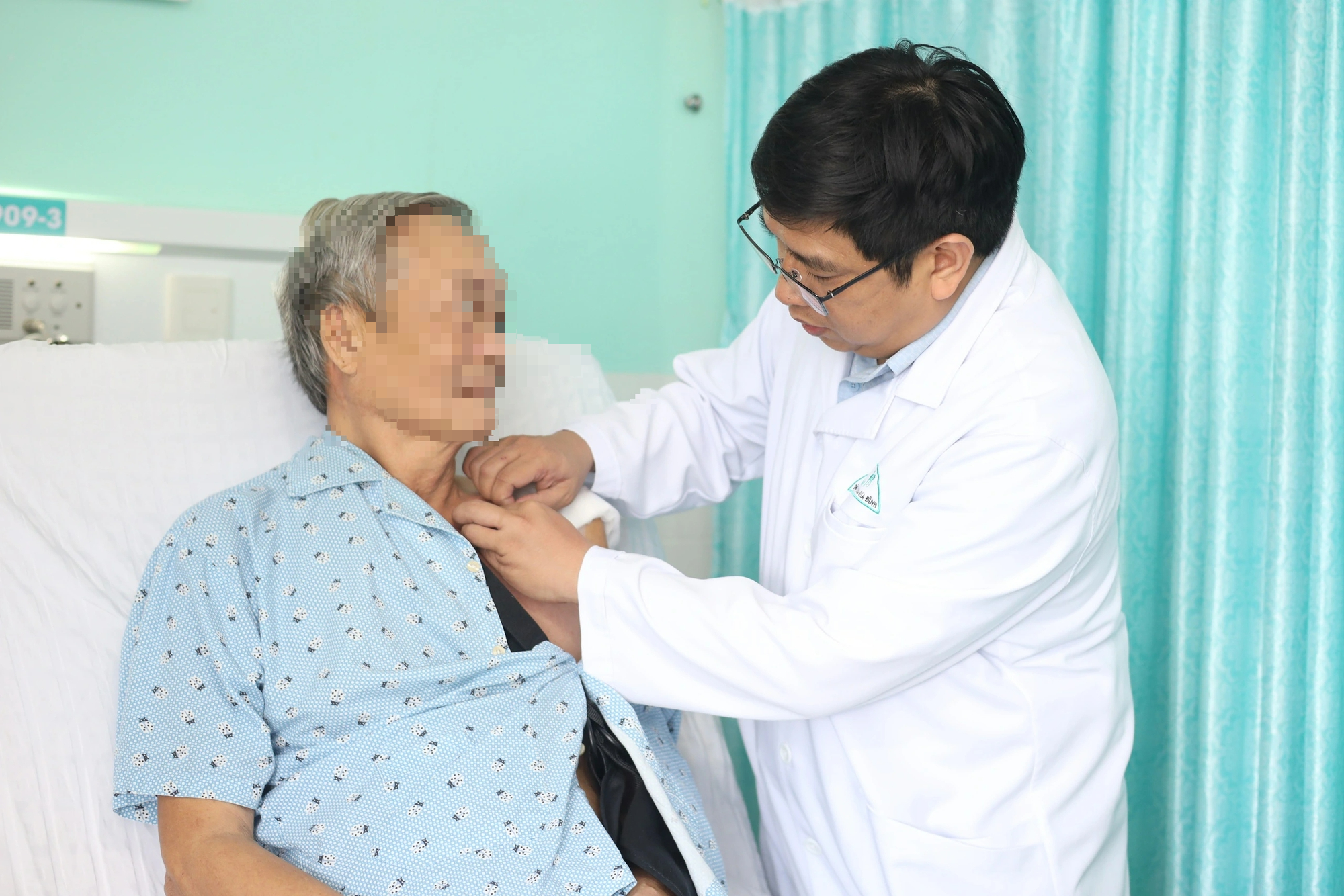 Tái tạo khớp vai bằng cân căng mạc đùi, cụ ông 75 tuổi lấy lại vận động - Ảnh 1.